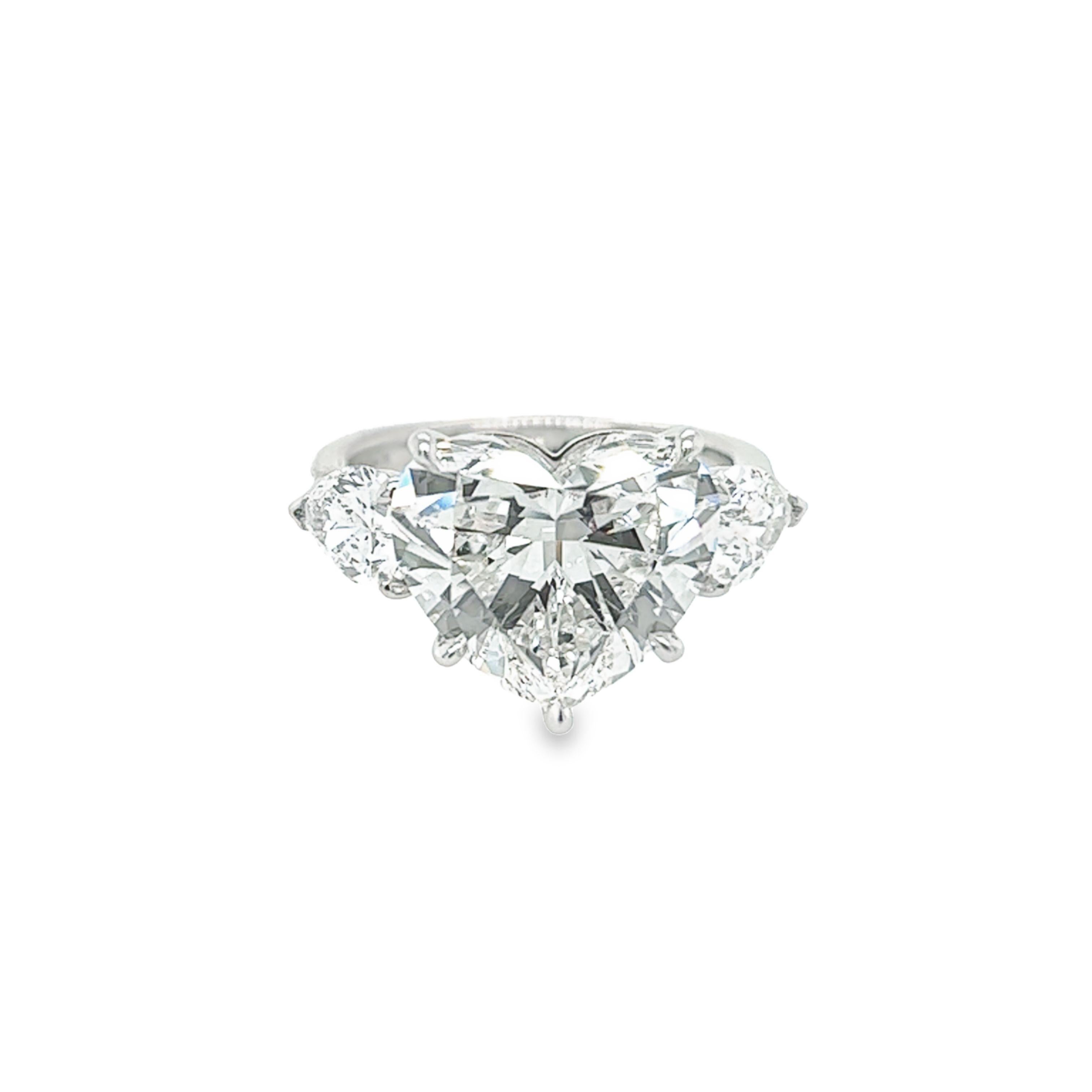 Rosenberg Diamonds and Co. 7,09 Karat Heart Shape F Farbe VS2 Klarheit wird von einem GIA-Zertifikat begleitet. Dieses spektakuläre Drei-Stein-Herz ist in einer handgefertigten Platinfassung mit einem perfekt aufeinander abgestimmten Paar