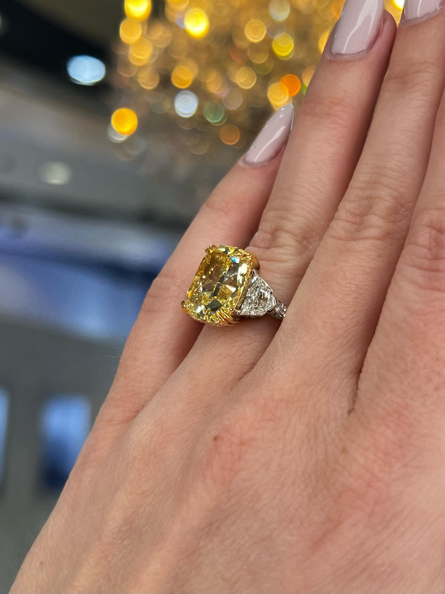 David Rosenberg Verlobungsring, 8,02 Karat Kissenschliff, Fancy Gelb VS1 GIA 3 Steine im Angebot 7