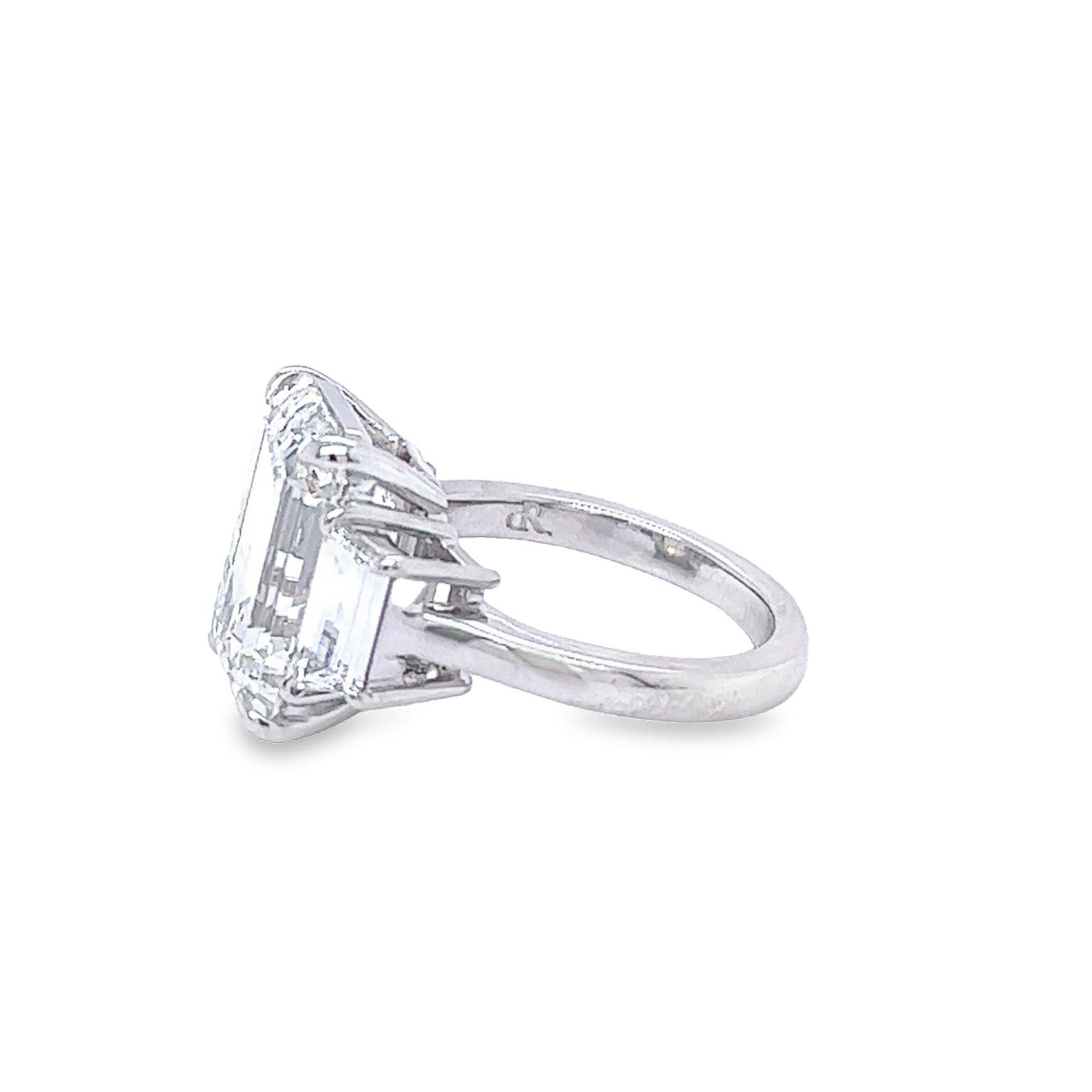 Taille émeraude Bague de fiançailles en diamant à trois pierres de David Rosenberg, taille émeraude de 8.37 carats, GIA en vente