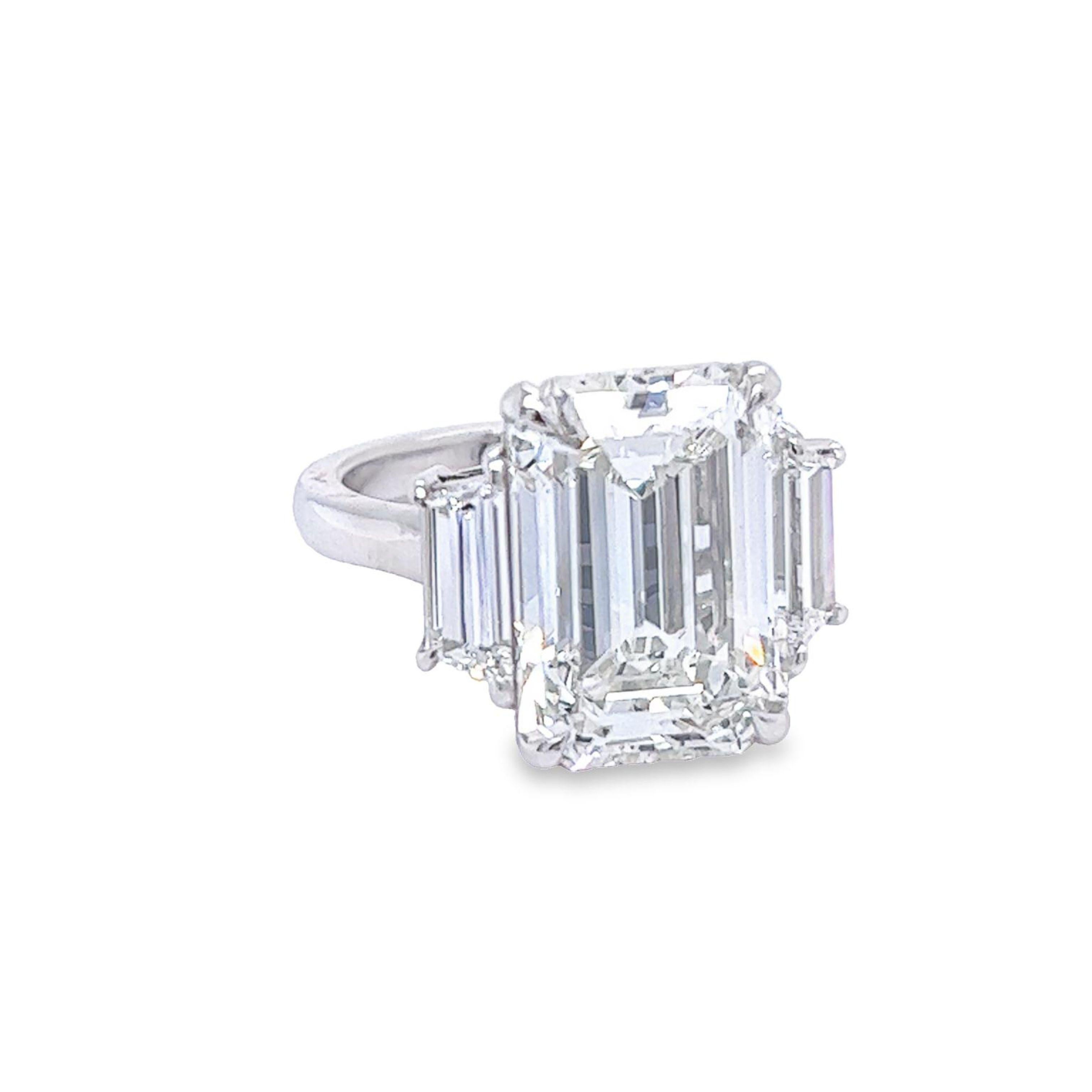 Bague de fiançailles en diamant à trois pierres de David Rosenberg, taille émeraude de 8.37 carats, GIA en vente 1