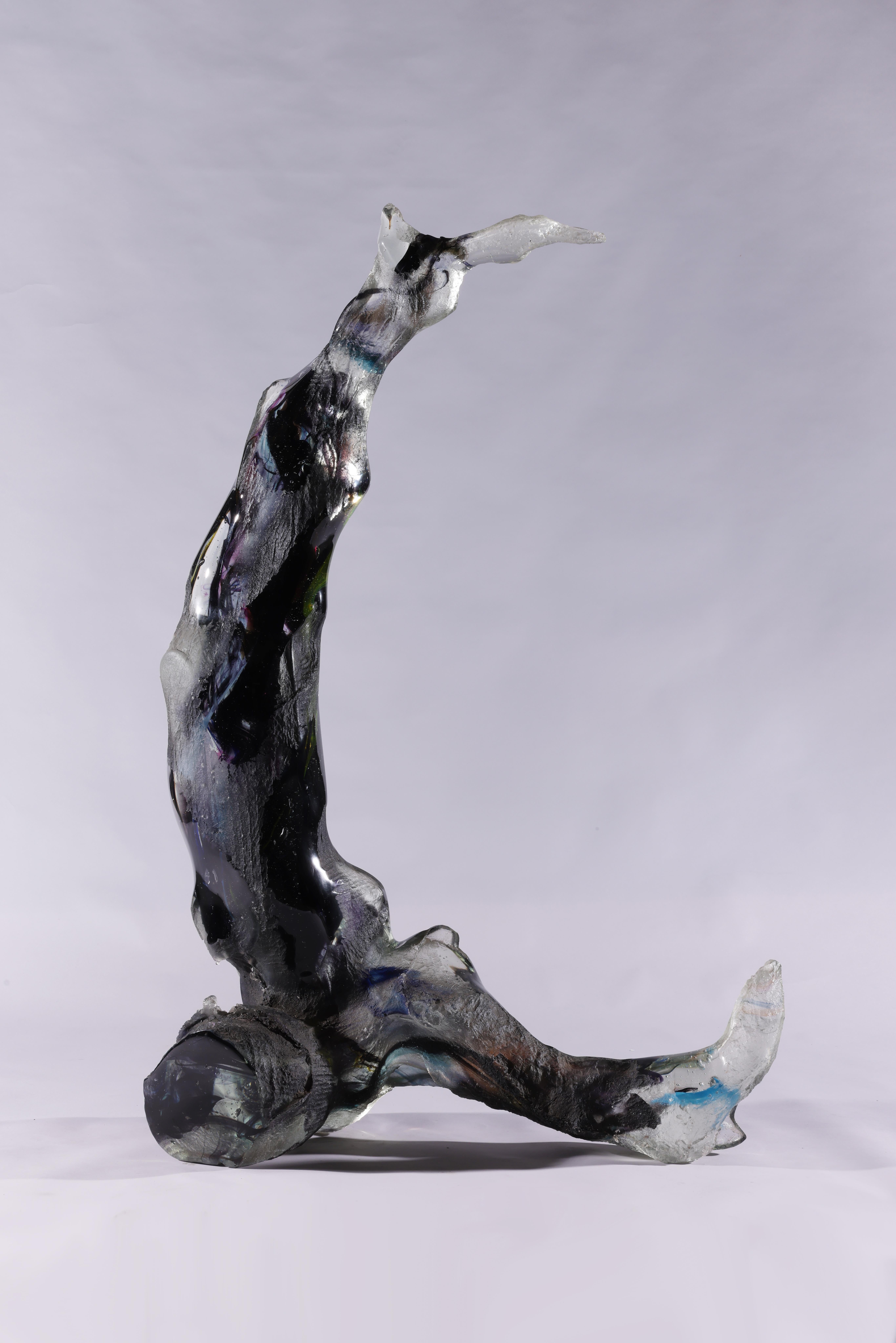 Altair" ist eine zeitgenössische abstrakte Gussglasskulptur von David Ruth aus seiner Serie Internal Space.  David hat verschiedenfarbiges Glas verschmolzen, um einen geschichteten, schwebenden und lebendigen dreidimensionalen Raum in einem größeren