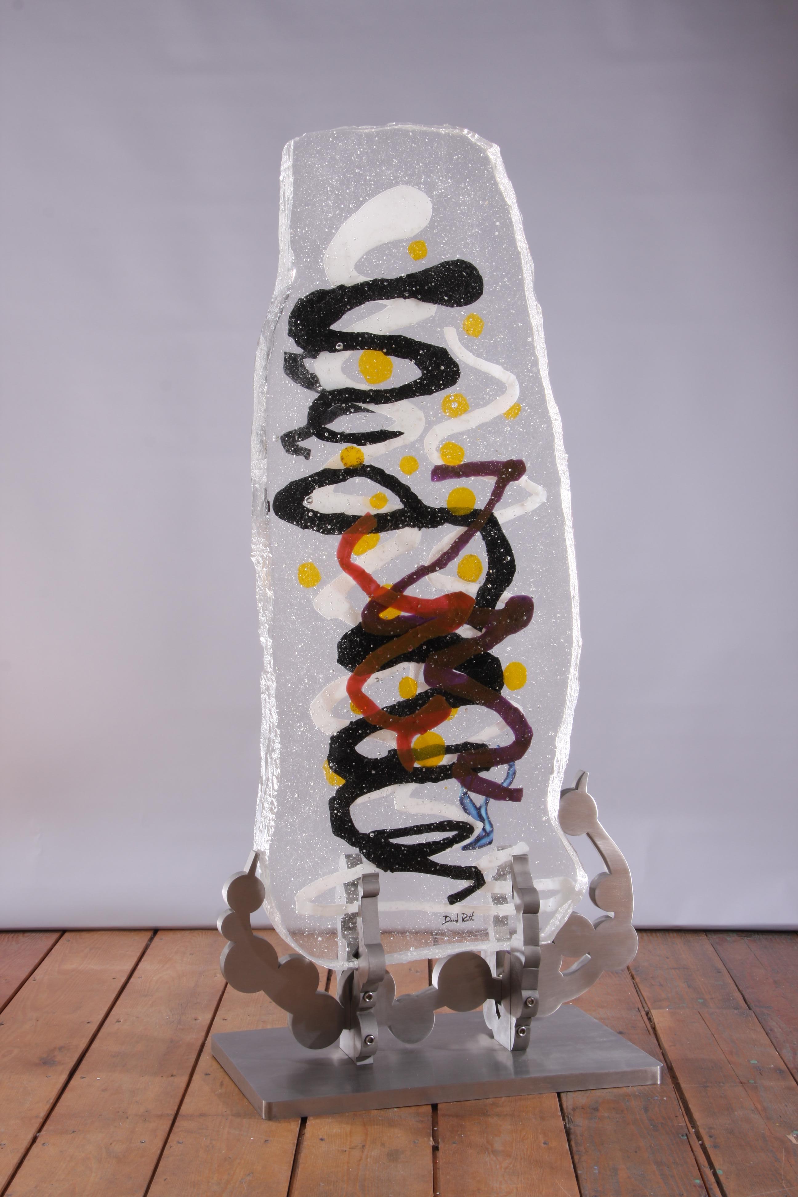 anturan" ist eine zeitgenössische abstrakte Gussglasskulptur von David Ruth aus seiner Serie Internal Space & Standing Stones. Es zeigt malerische Pinselstriche in Glas, sogenannte Trails. Diese roten, schwarzen, gelben, weißen und violetten Spuren