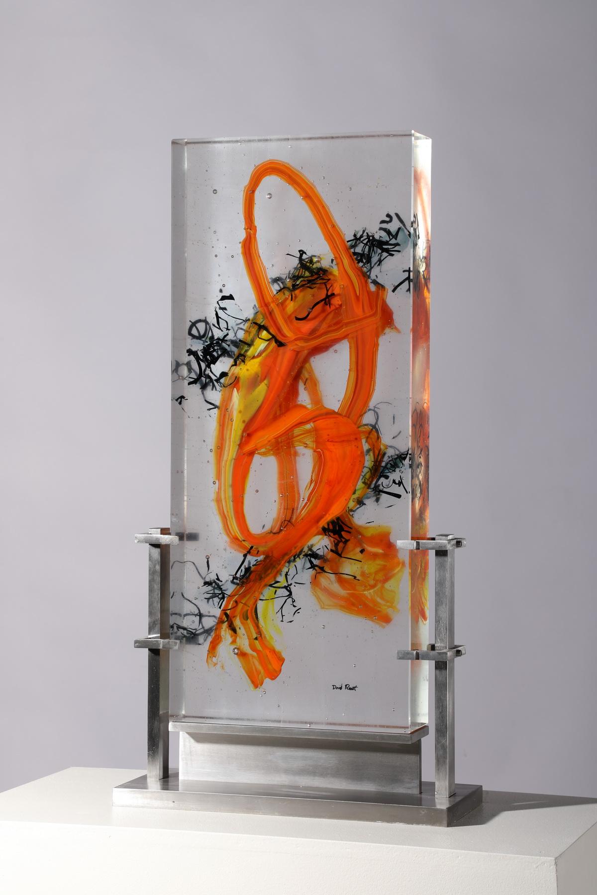 gaji" ist eine zeitgenössische abstrakte Gussglasskulptur von David Ruth aus seiner Serie Internal Space. Es zeigt malerische Pinselstriche in Glas, sogenannte Trails. Diese orangefarbenen und schwarzen Spuren entstehen durch das Rollen von
