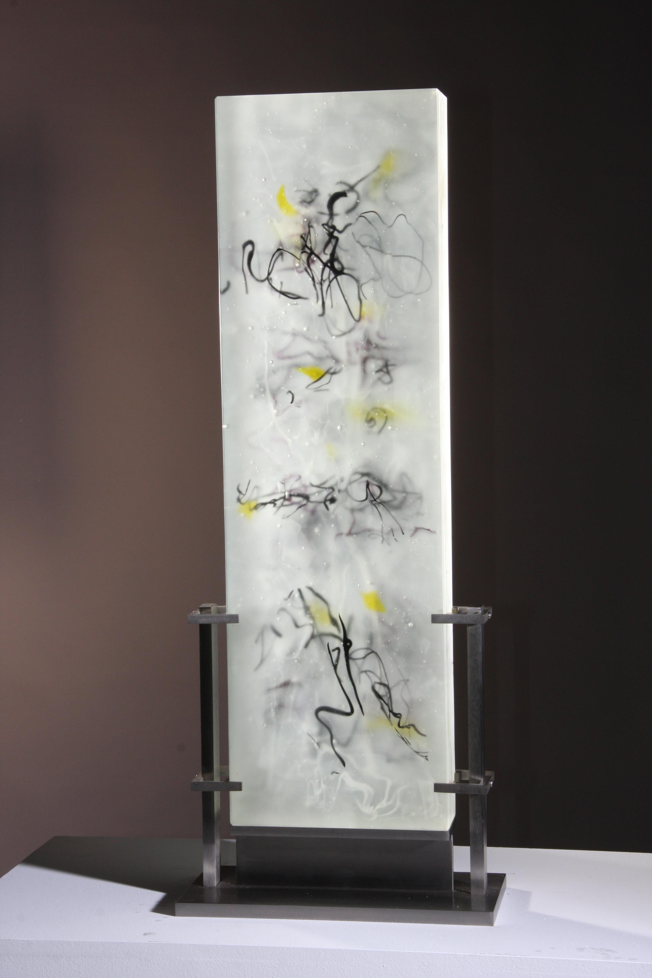 kulaykili" ist eine zeitgenössische abstrakte Gussglasskulptur von David Ruth aus seiner Darfur-Serie. Es zeigt malerische Pinselstriche in Glas, sogenannte Trails. Diese Pfade sind in den Farben Schwarz und Gelb gehalten. Die Spuren entstehen durch
