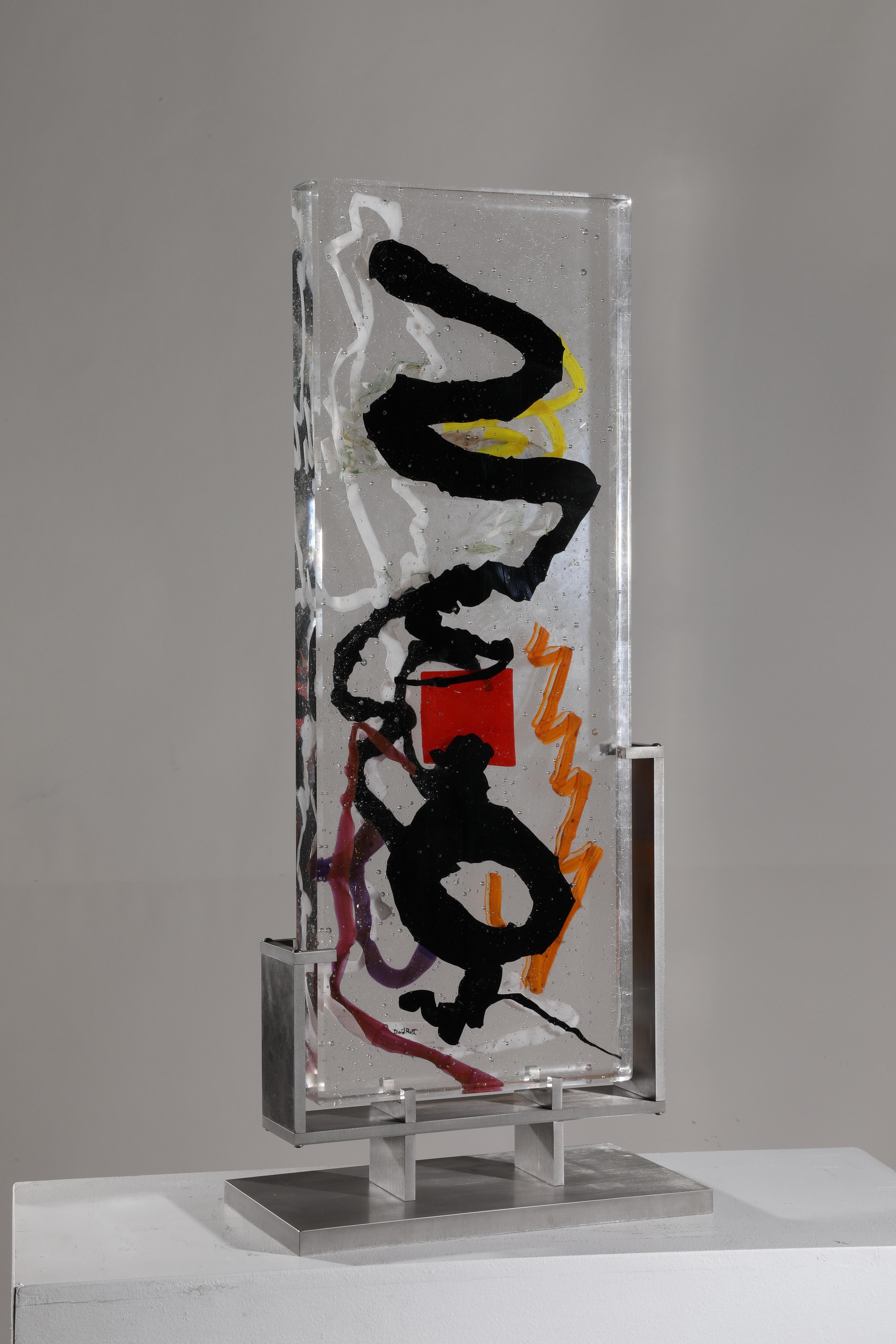Rapota" est une sculpture abstraite contemporaine en verre coulé de David Ruth, issue de sa série Internal Space. Il s'agit de la dernière sculpture achevée de cette série. Elle présente des formations picturales en verre appelées traînées. Ces