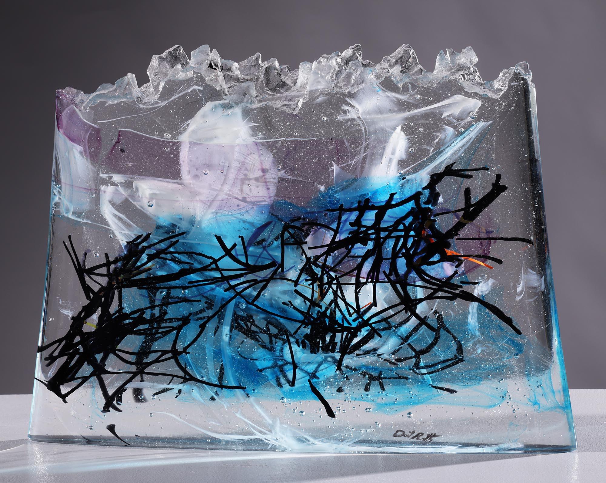 Upolu" est une sculpture abstraite contemporaine en verre coulé de David Ruth, issue de sa série Internal Space. David voulait capturer la qualité picturale de ses précédentes pièces internes coulées, mais dans une forme solide sur pied. Cette