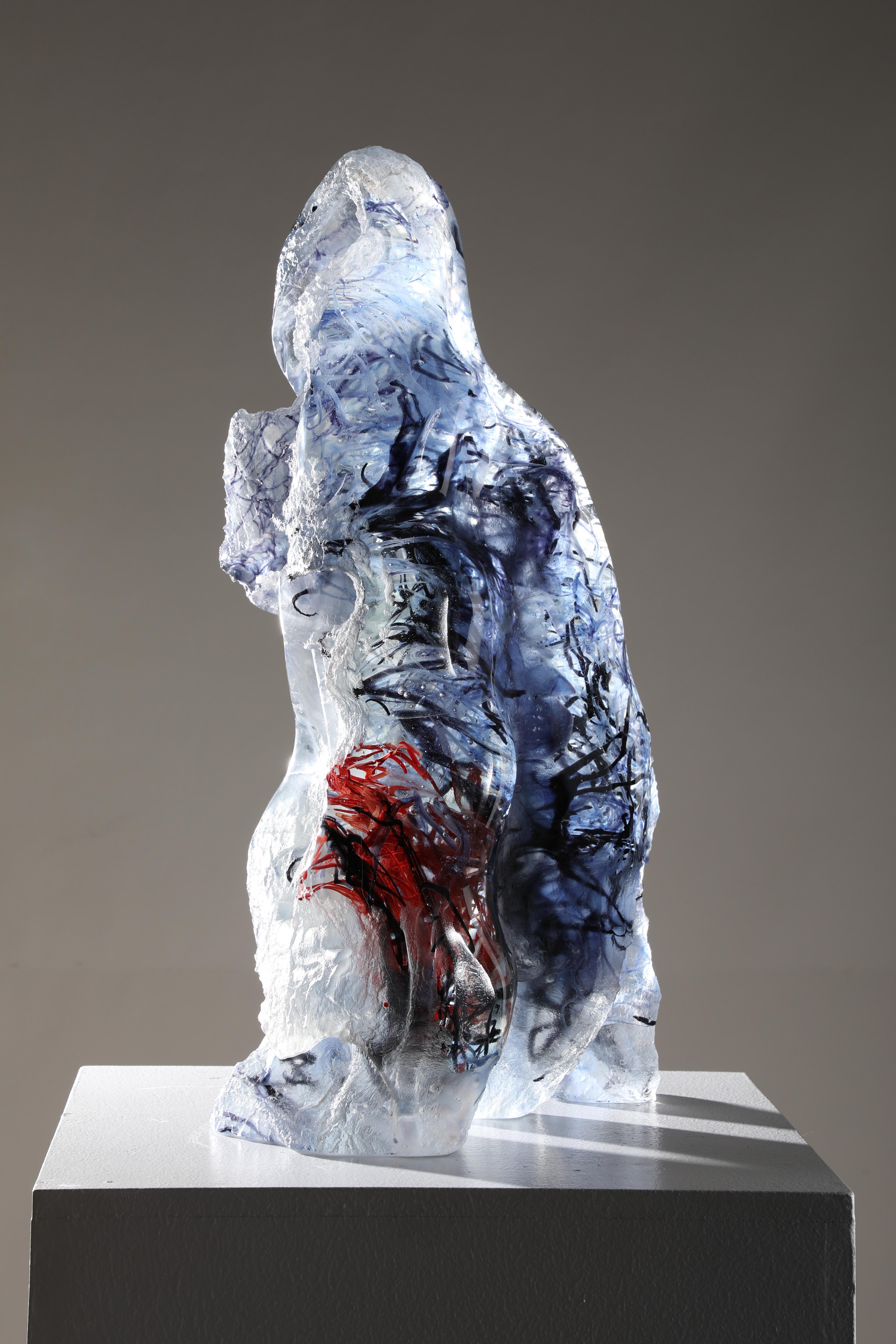 waka Tupapaku" ist eine zeitgenössische abstrakte Gussglasskulptur von David Ruth aus seiner Serie Internal Space. 

Über die Serie Innenraum:
Davids Experimente mit Flachglas und Verschmelzung führten dazu, dass er versuchte, das Glas dicker zu