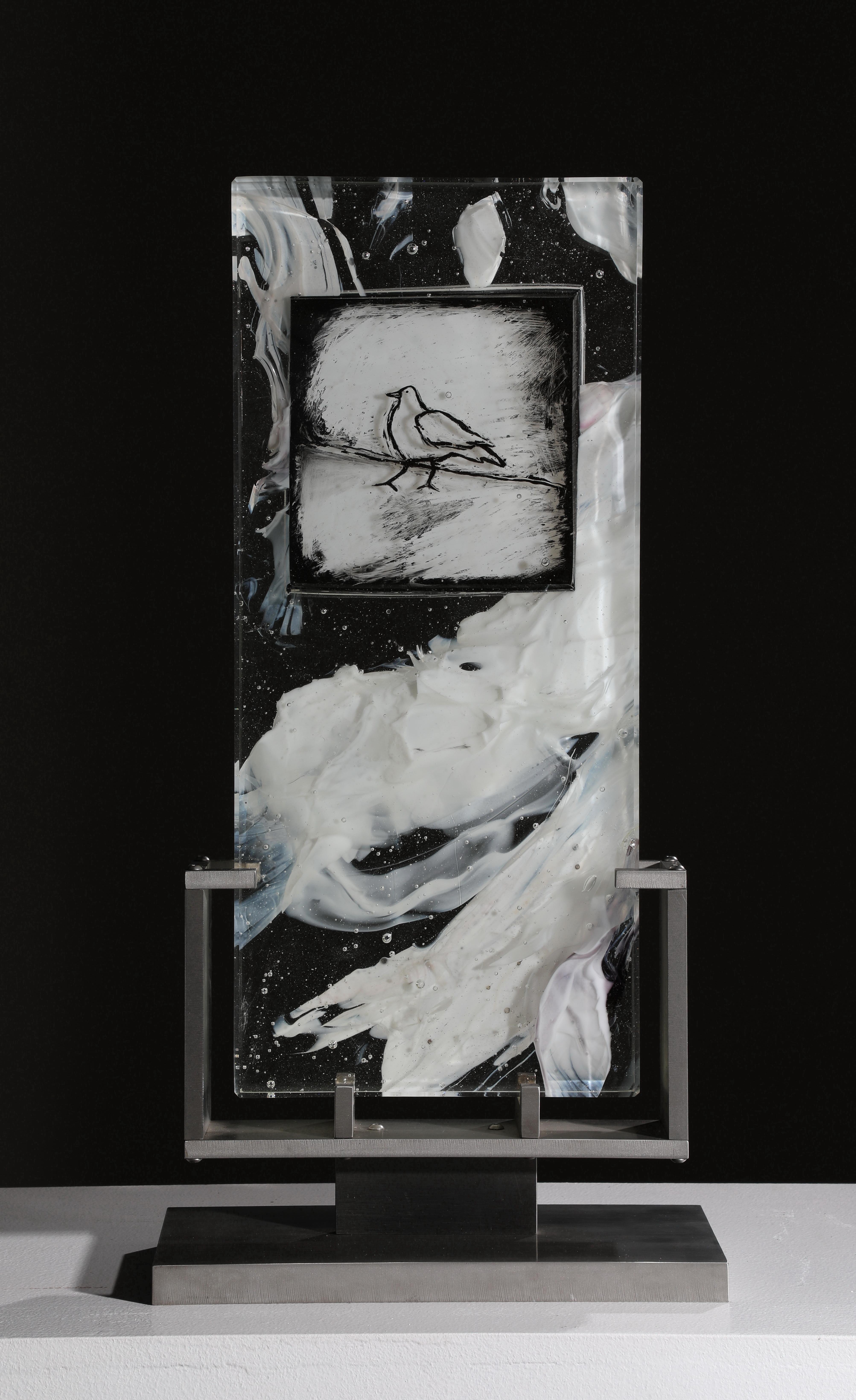 "Cloud Study: Bird" ist eine zeitgenössische abstrakte Glasskulptur von David Ruth aus seiner Cloud Study Serie. Es enthält Schattierungen von weißen, malerischen Pinselstrichen in Glas, die als Spuren bezeichnet werden. Die Spuren entstehen durch