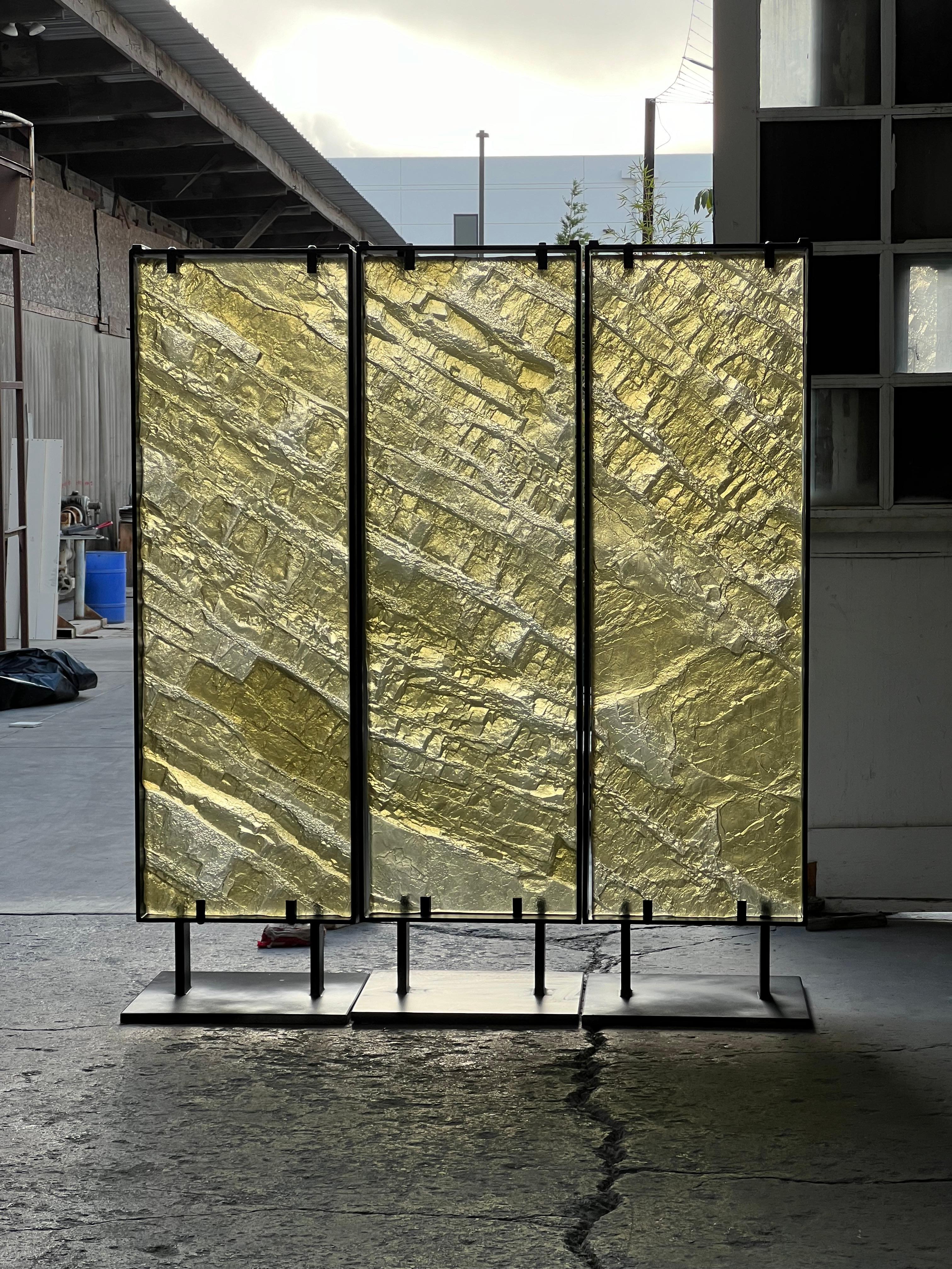 Escultura contemporánea de vidrio colado, 