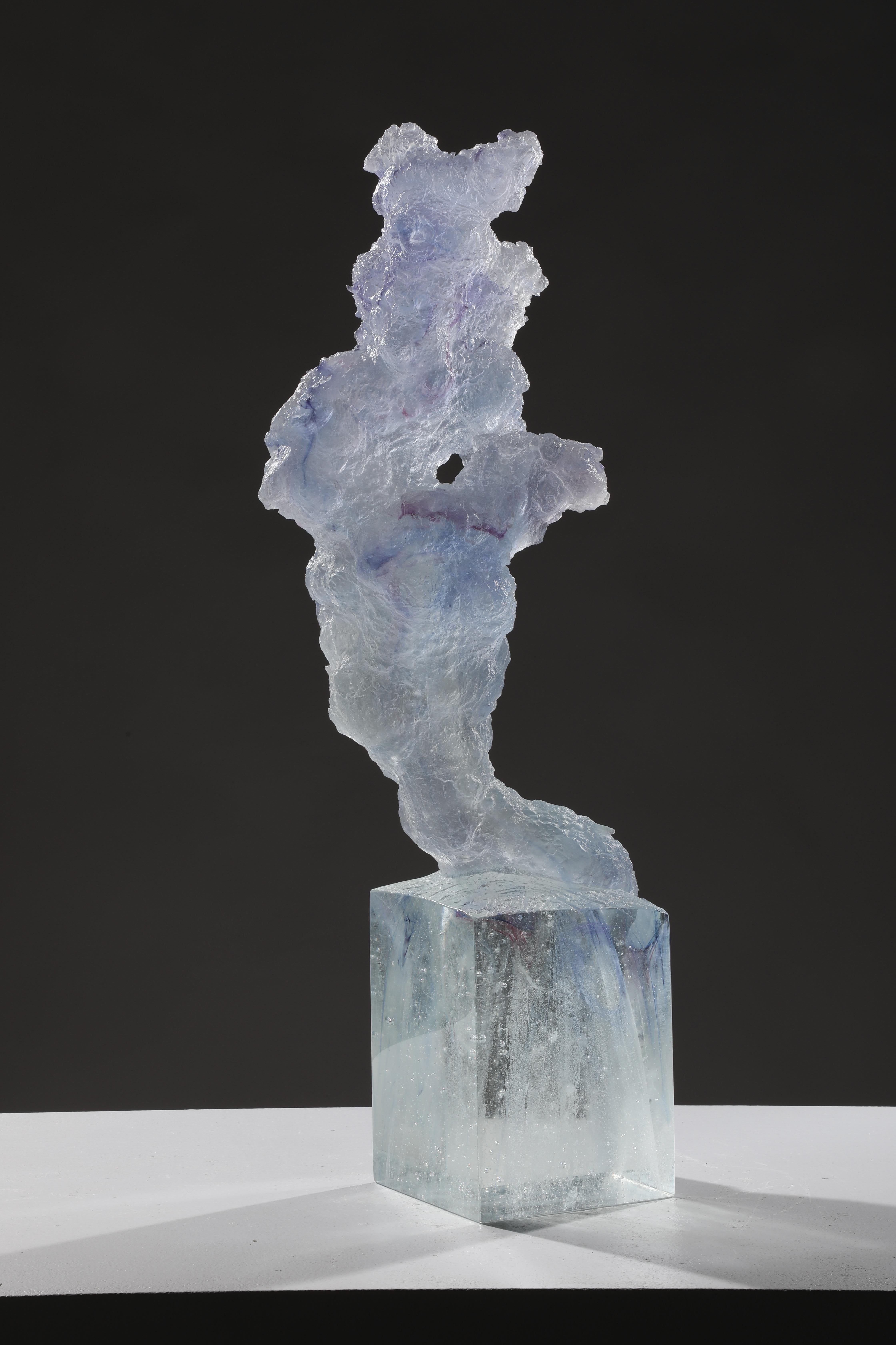 Malaita 1" ist eine zeitgenössische Gussglasskulptur von David Ruth aus der Chill Project Series. Die Serie ist eine von Davids ersten Versuchen, natürliche Formen in natürliches Glas zu gießen. Diese besondere Form wurde aus einer großen Efeu-Maser