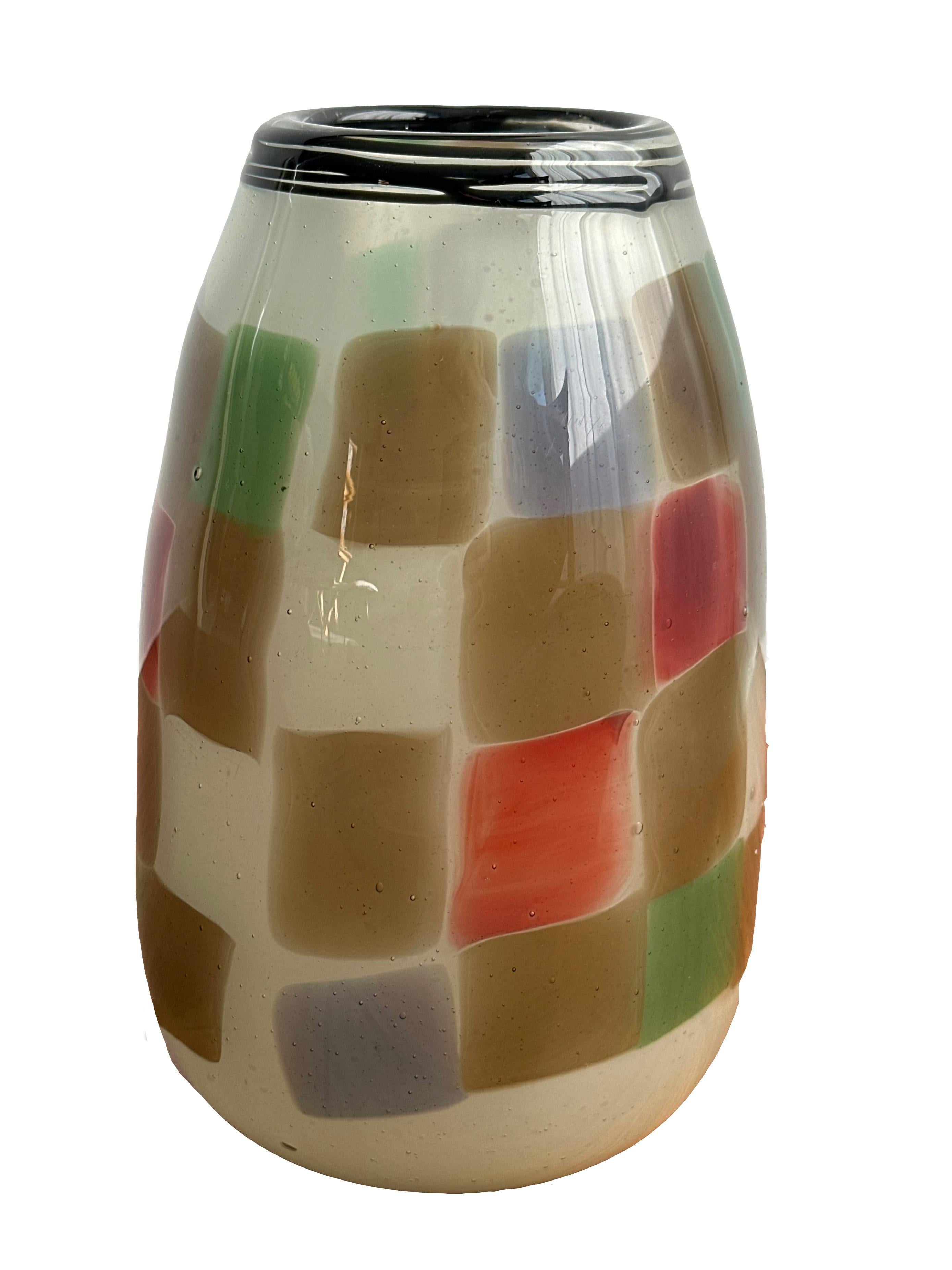 Jarrón Multicolor Marrón
David Ruth, estadounidense
Fecha: hacia 1981
Vidrio soplado, Firmado
Tamaño: 21,59 x 8,26 x 8,26 cm (8,5 x 3,25 x 3,25 pulg.)
