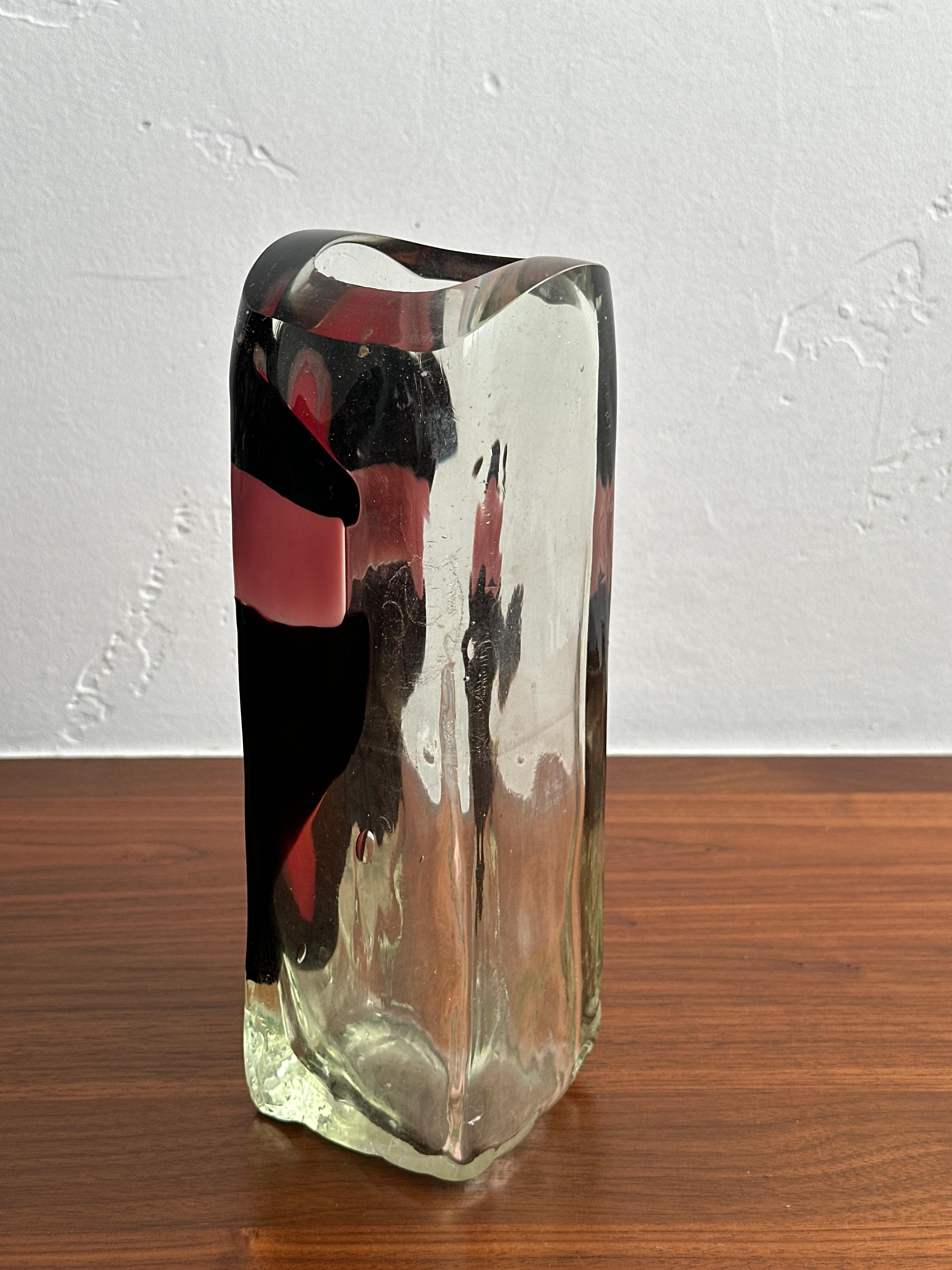 Vaso rosso e nero, scultura contemporanea in vetro soffiato di David Ruth in vendita 2
