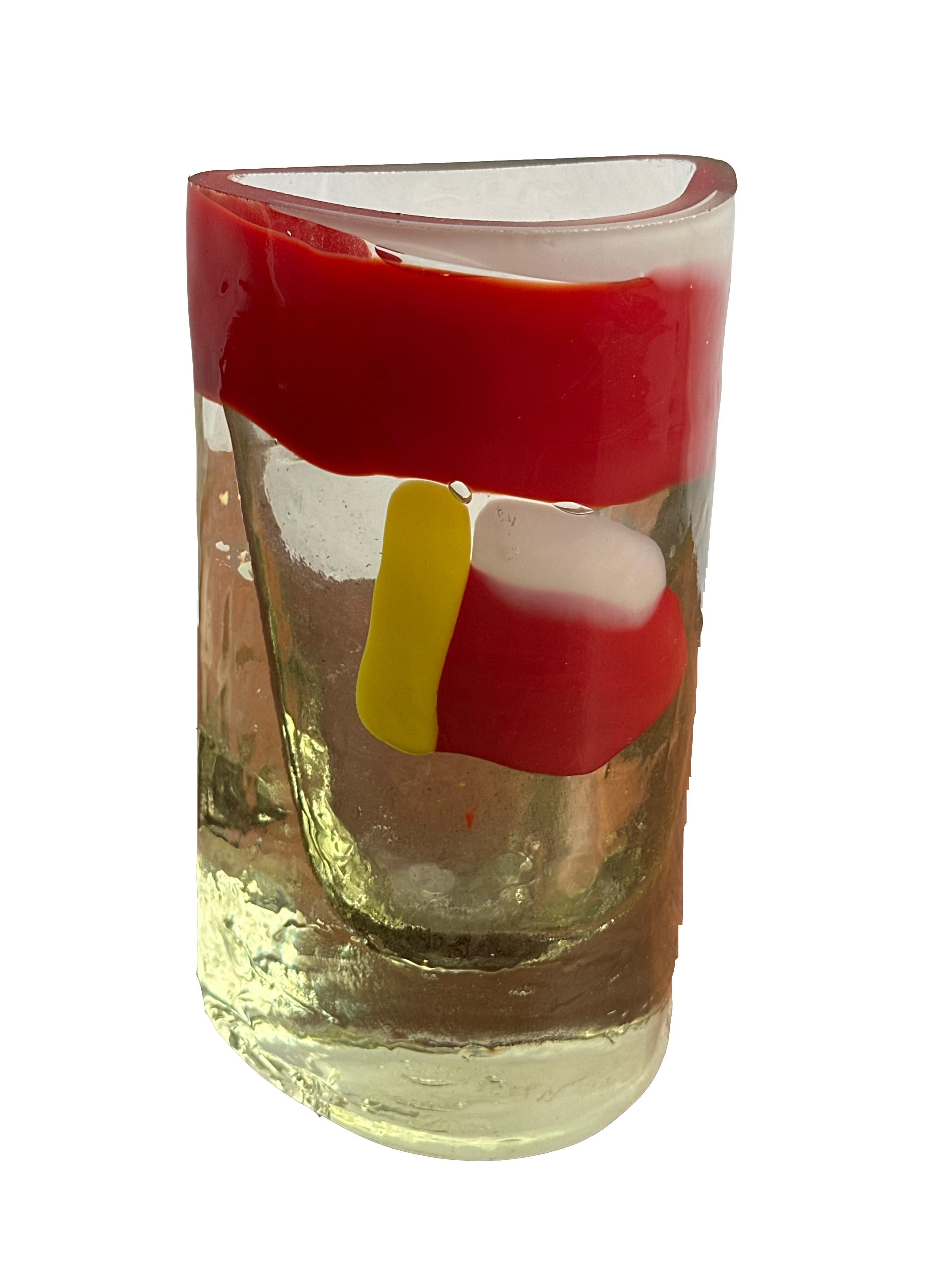 Vase rouge et jaune
David Ruth, américain
Date : 1989
Verre soufflé, signé et daté
Dimensions : 19,05 x 10,8 x 7,62 cm (7,5 x 4,25 x 3 in)
