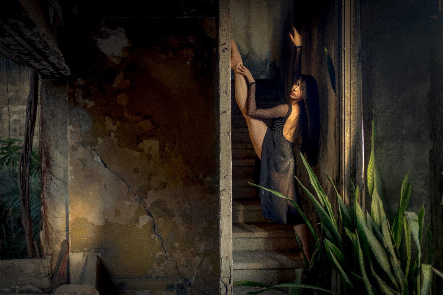 Bailarina de Ballet en Teatro Abandonado. La Habana, Cuba