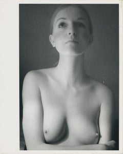 Nudefarbenes Porträt, Körper, Schwarz-Weiß-Fotografie, 20,4 x 15,3 cm