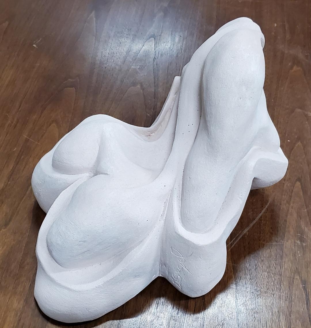 1970er DAVID SEGEL Abstract Nude Sculpture ist eine schöne Keramik abstrakt. Der Künstler zeigt seine abstrakte Sicht auf die weibliche menschliche Form mit akzentuierten Kurven und Muskeltönen. 

Der Künstler benutzte seine weibliche Muse für viele