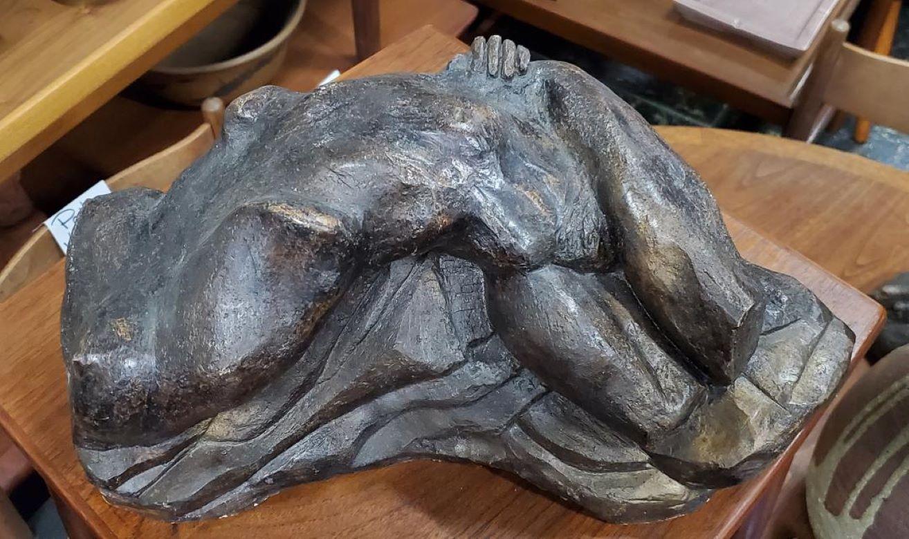 DAVID SEGEL sculpture abstraite de nu femme sur des rochers 1970. 
La sculpture abstraite de nu des années 1970 de DAVID SEGEL est une belle abstraction en céramique. L'artiste exprime sa vision abstraite de la forme humaine féminine aux courbes