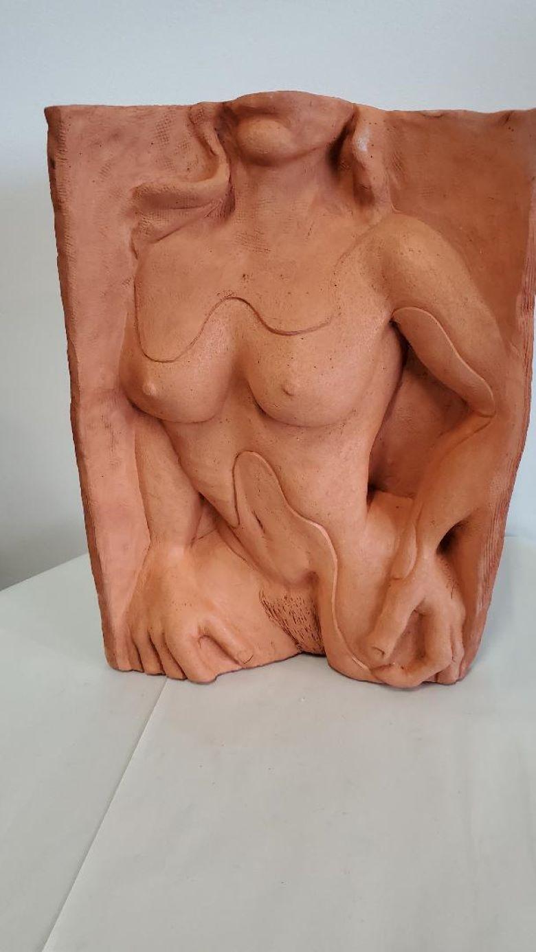 Terracotta David Segel Scultura grande in terracotta a doppia faccia curva in vendita