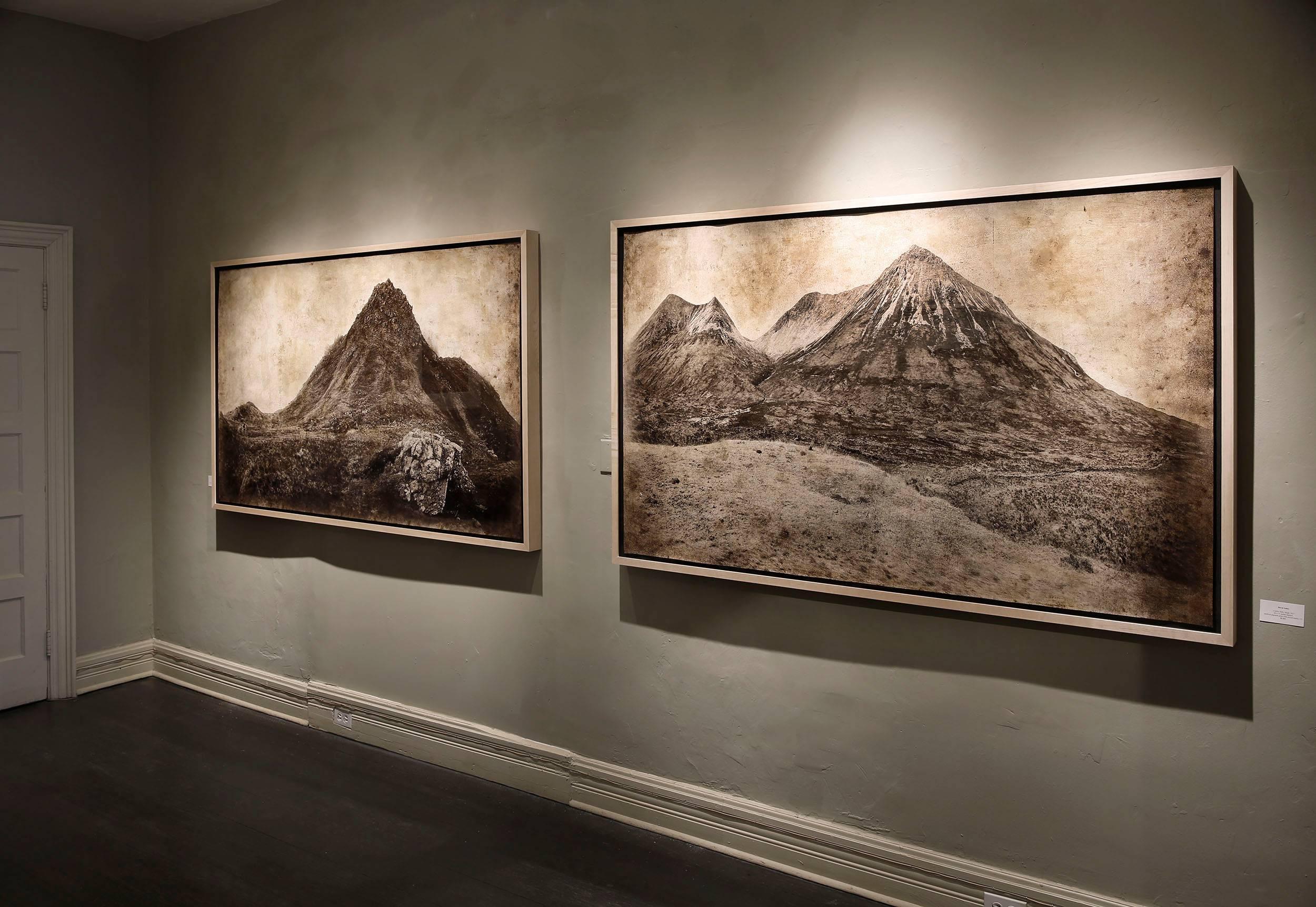 The Storr: Große rustikale Sepia-Landschaftsfotografie von Bergen in Schottland – Photograph von David Seiler
