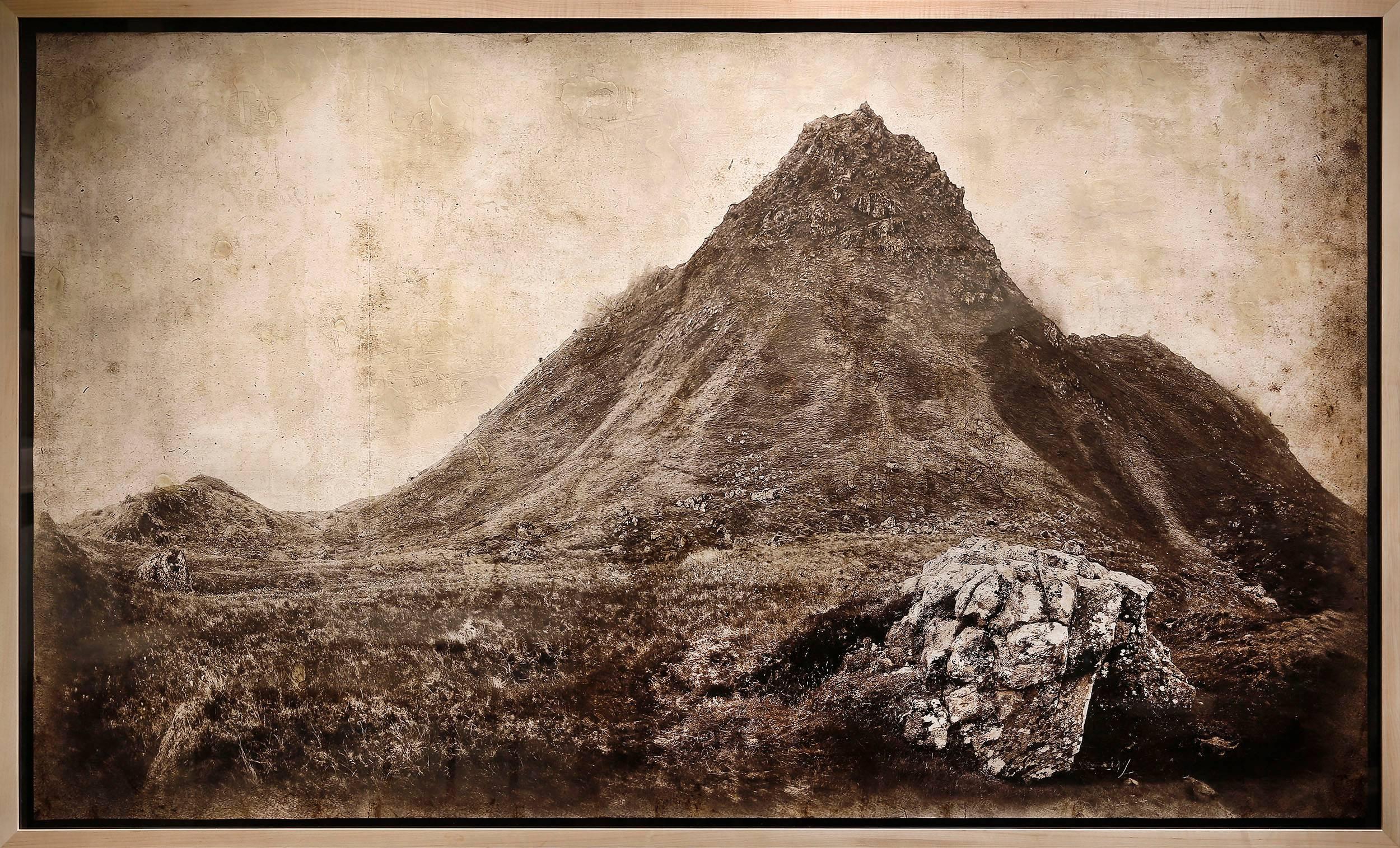 The Storr: Große rustikale Sepia-Landschaftsfotografie von Bergen in Schottland (Zeitgenössisch), Photograph, von David Seiler