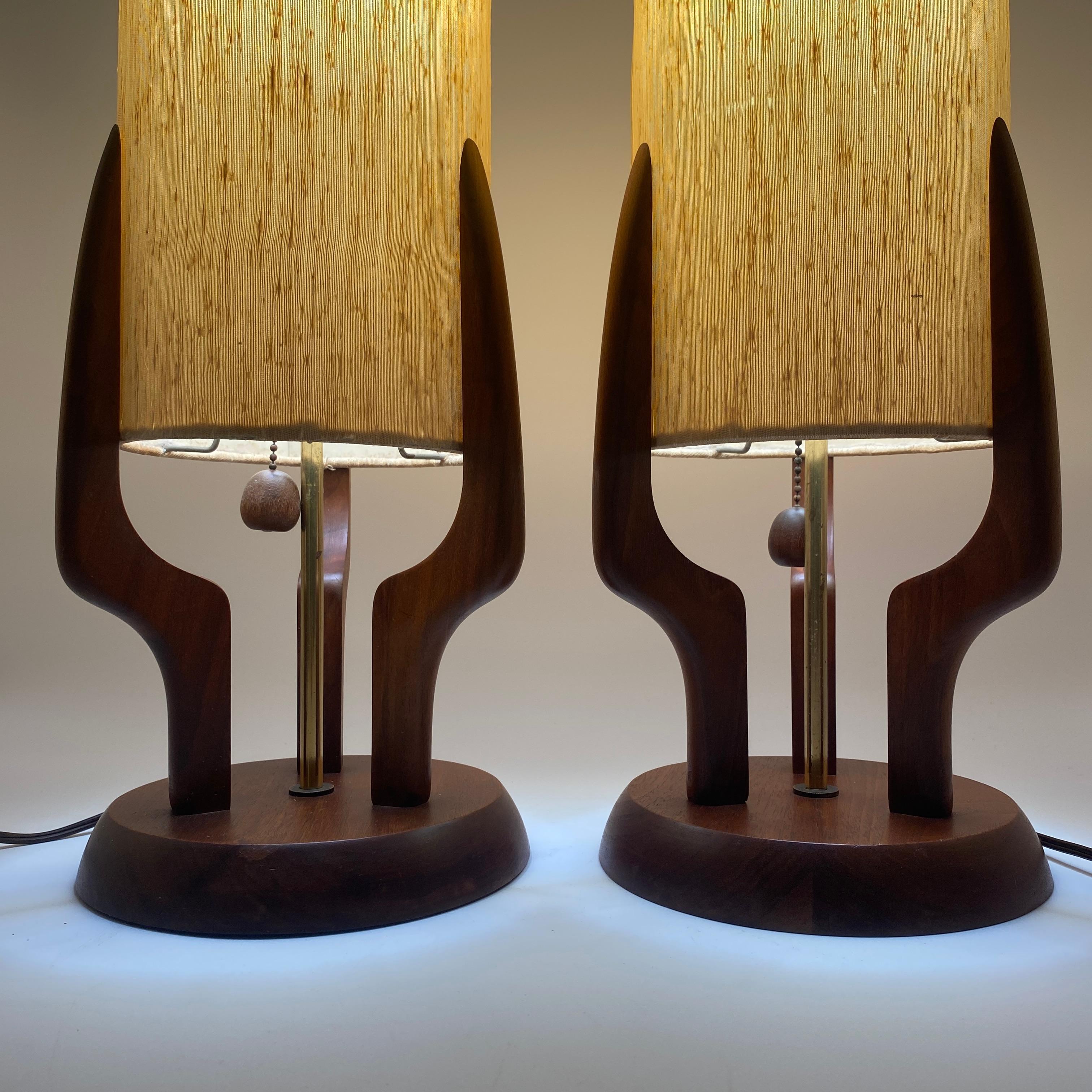 Ein ikonisches Paar moderner Tische aus der Mitte des Jahrhunderts, entworfen von David Shreve für W.H. Woolums in den 1960er Jahren. Die Lampen enthalten alle Originalteile, einschließlich der Originalschirme und des Zugschalters. Der Sockel aus