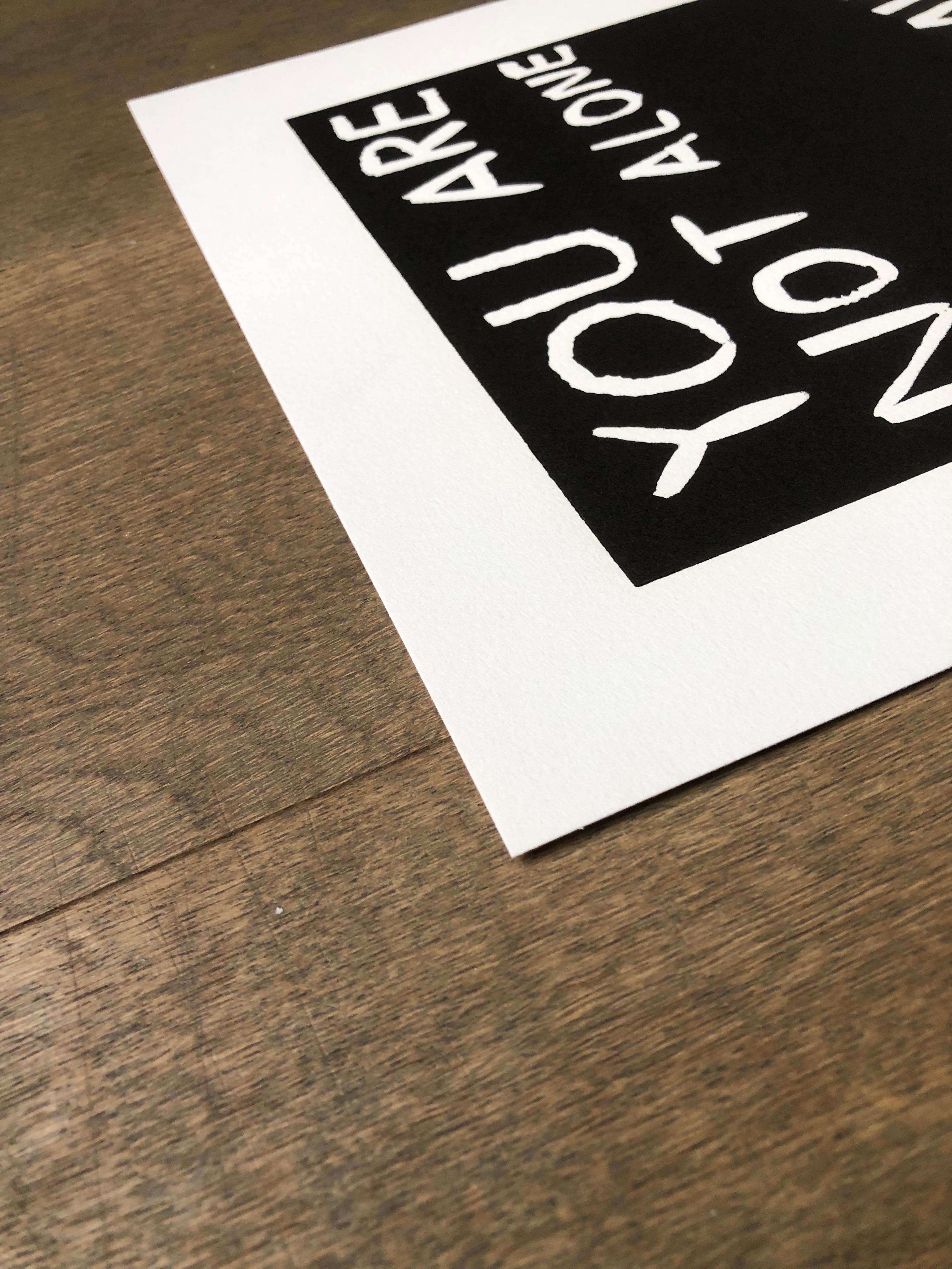 Non sei solo, hai quest'opera d'arte per compagnia - Arte contemporanea - Abstract Print Grigio di David Shrigley