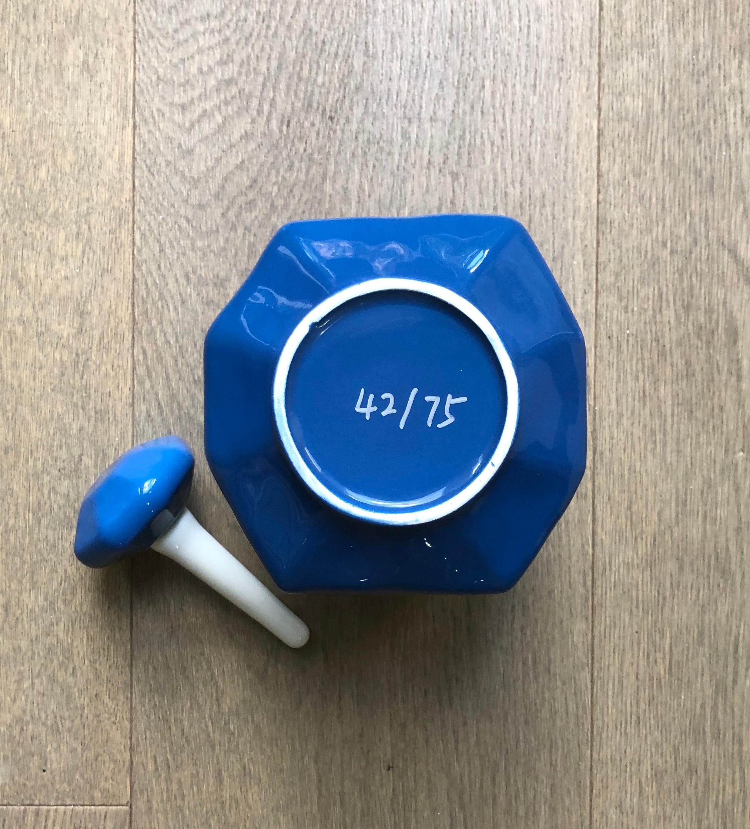 David Shrigley - Hedor - Cerámica, Edición Limitada, Escultura en venta 3