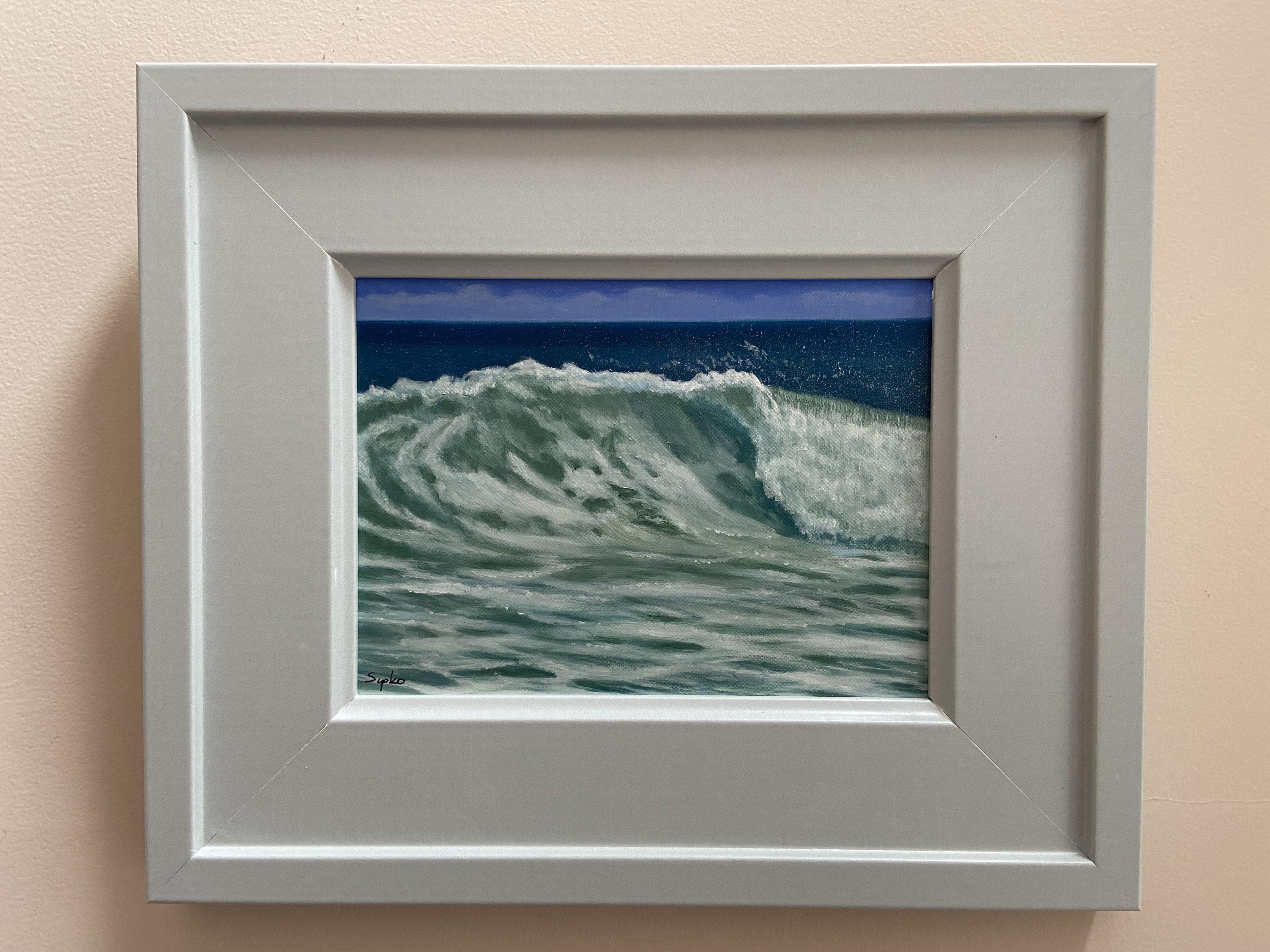 Cette peinture marine, encadrée et prête à être accrochée, représente une vague déferlante près du rivage.  Cette pièce est une huile sur un panneau de lin et vernie pour obtenir une finition semblable au verre.  Il a été encadré dans un cadre en