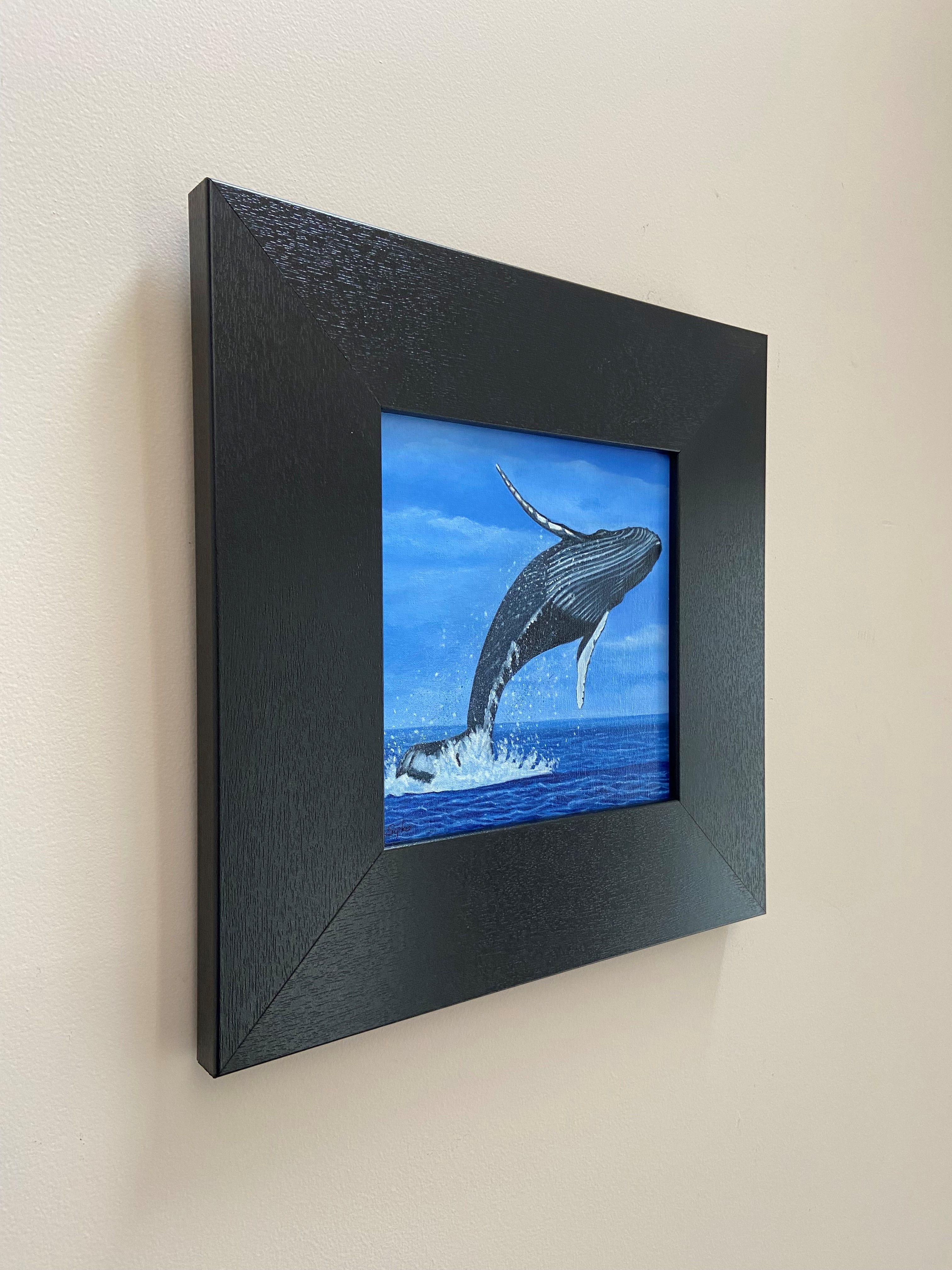 Cette pièce représente une baleine à bosse volant dans l'océan.  C'est un pur bonheur que d'aller observer les baleines et de voir ces merveilleuses créatures se nourrir et faire partie intégrante de la mer.  Cette œuvre est une huile sur panneau de