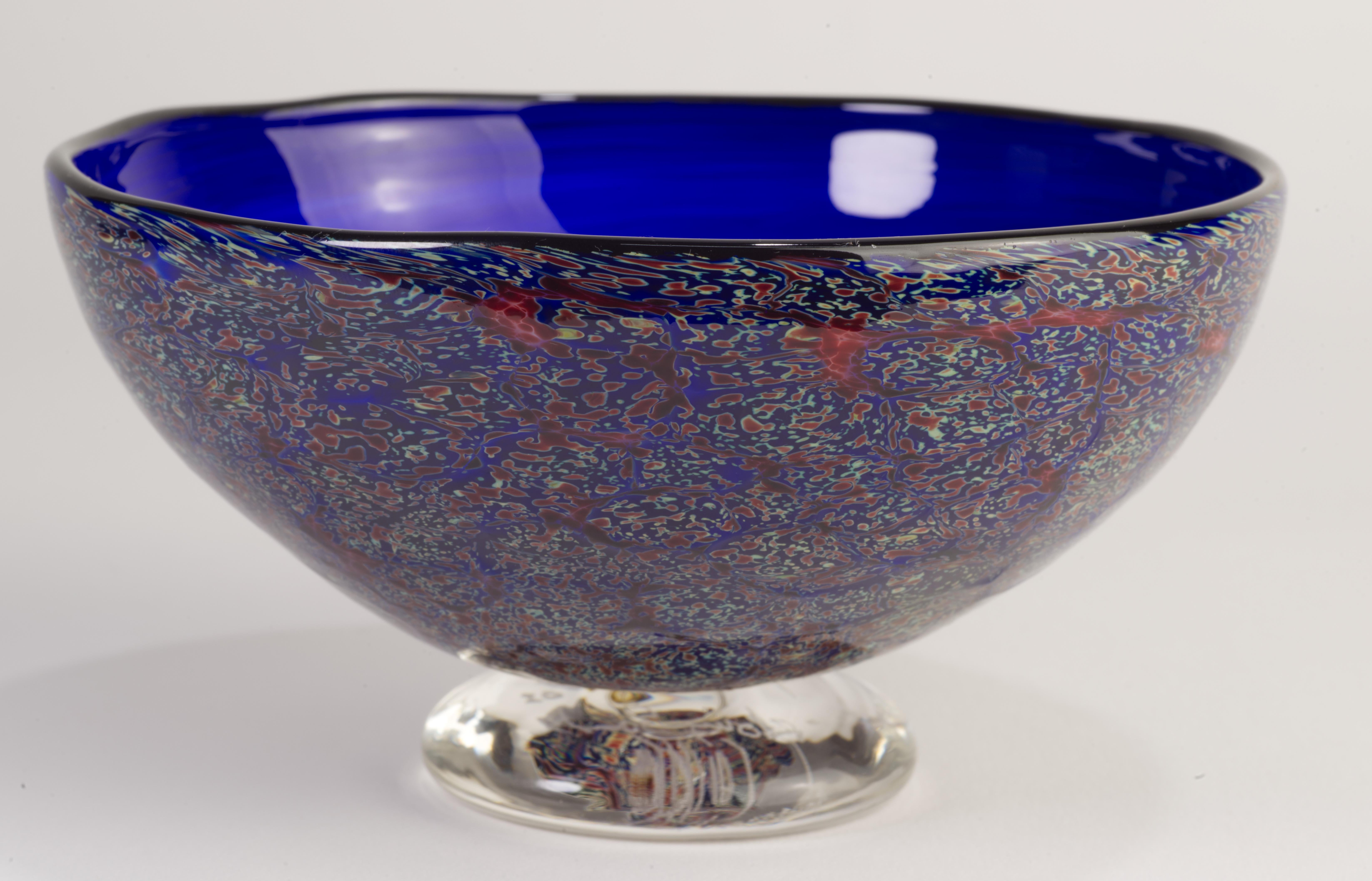  Il bicchiere con piede Organic Modern ha una forma grafica con un motivo geometrico astratto di vetro fuso blu, rosso e bianco stratificato con vetro blu cobalto. L'anima in vetro colorato è racchiusa in vetro trasparente con la tecnica del