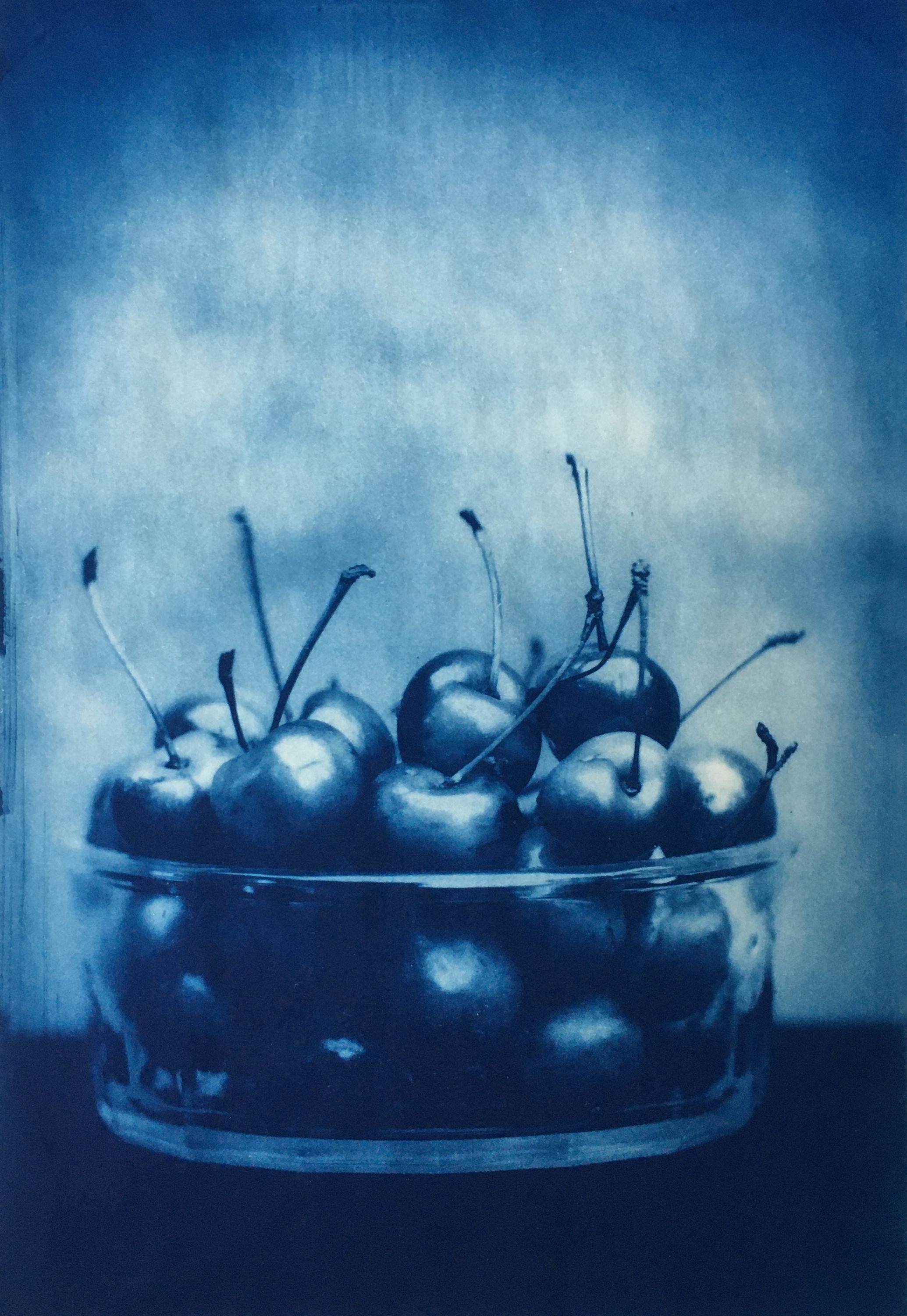 Tazón de cerezas (Foto cianotipia contemporánea de bodegón en blanco y azul)