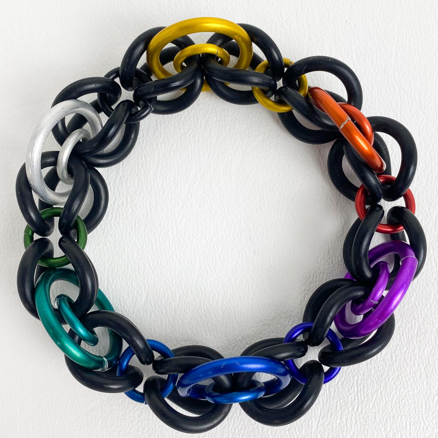 Pulsera modernista de aluminio y caucho multicolor David Spada en Excelente estado para la venta en Atlanta, GA