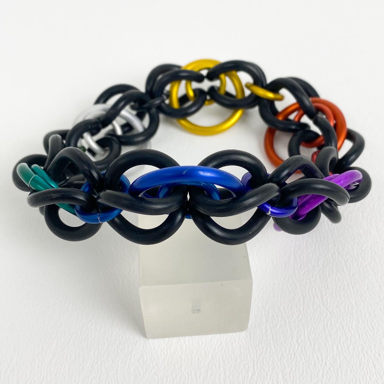 Pulsera modernista de aluminio y caucho multicolor David Spada en venta 1