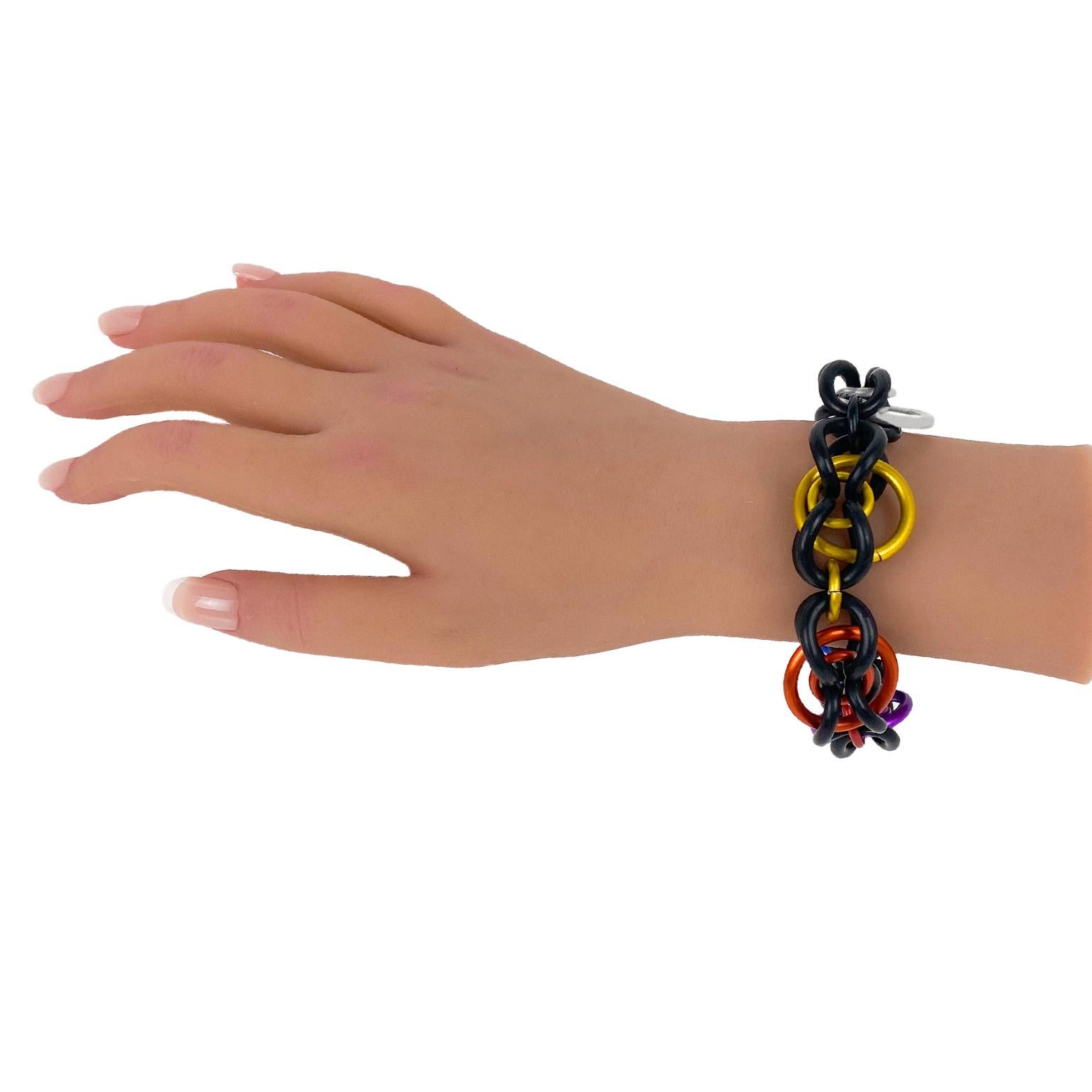 Pulsera modernista de aluminio y caucho multicolor David Spada en venta 2