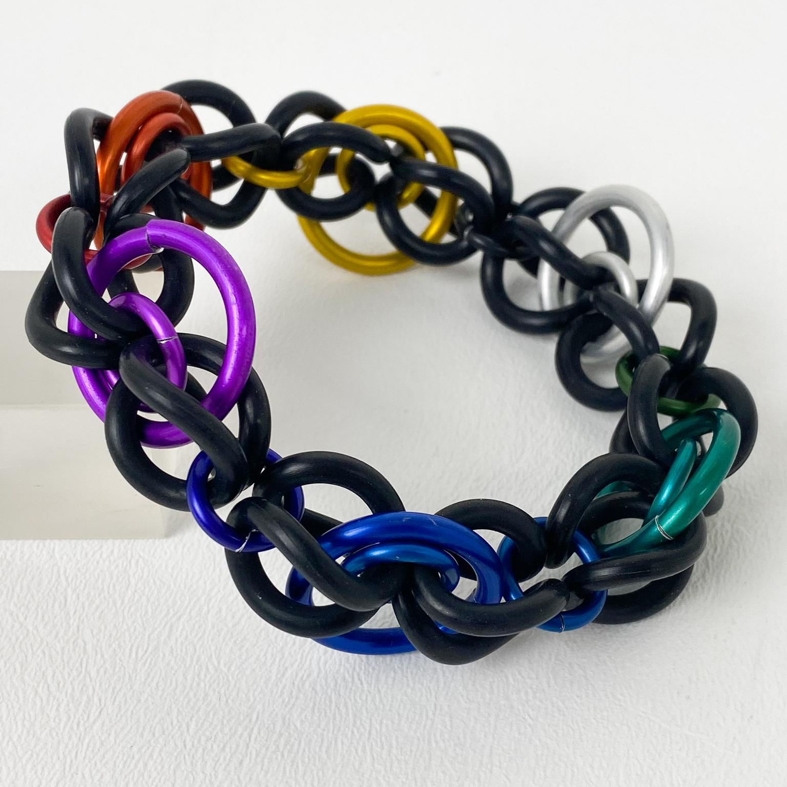 Pulsera modernista de aluminio y caucho multicolor David Spada en venta 3