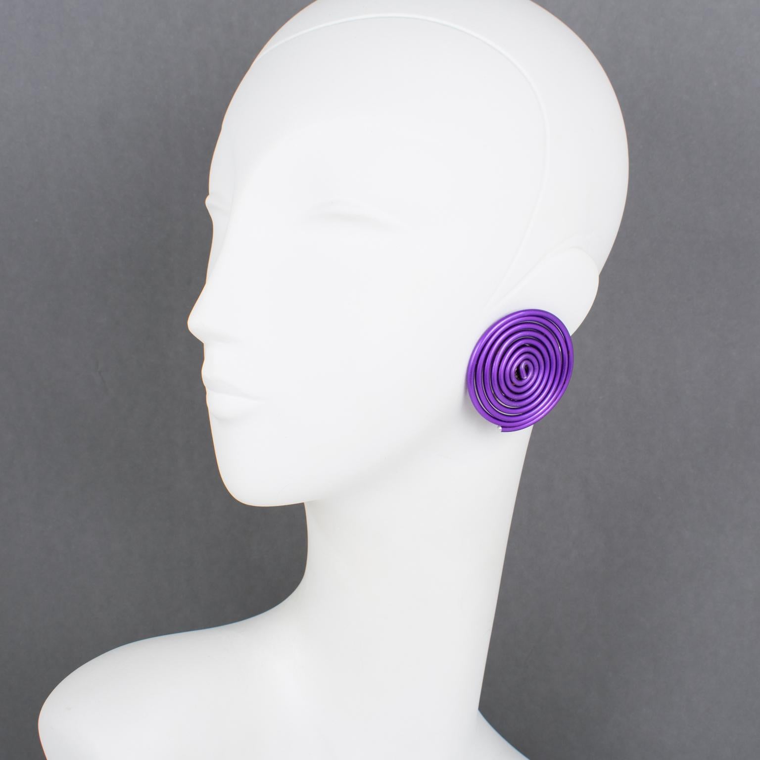 Questi splendidi orecchini a clip modernisti di David Spada New York sono caratterizzati da un eccezionale design Space Age con un'importante forma a spirale arrotolata. I rari pezzi sono stati realizzati negli anni '80. Il metallo di alluminio