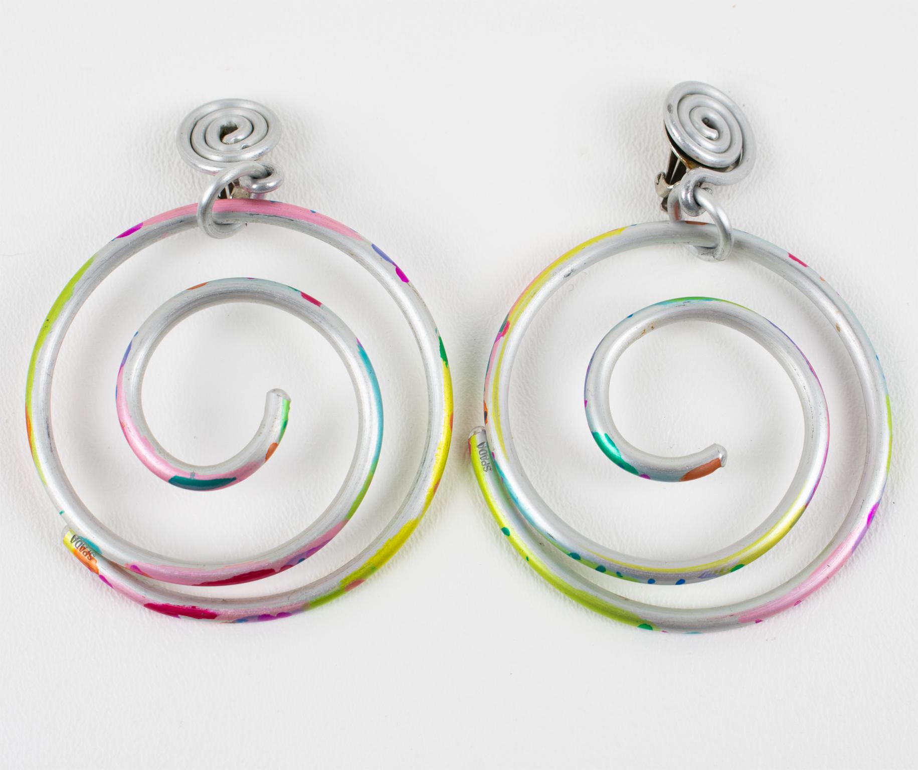Pendientes de clip de aluminio en espiral multicolor David Spada Modernista en venta