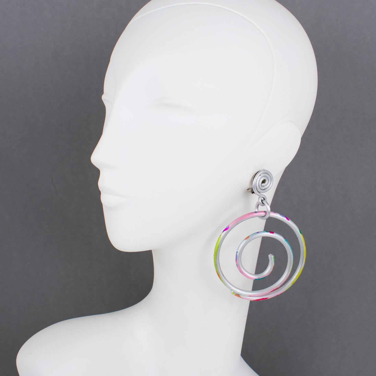 Pendientes de clip de aluminio en espiral multicolor David Spada en venta 2