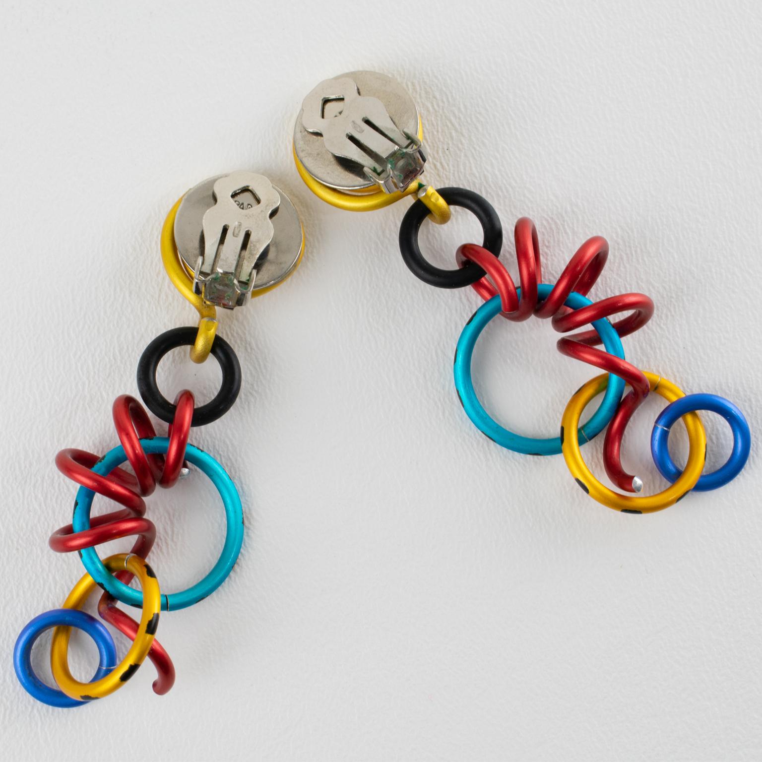 Pendientes de clip colgantes de aluminio multicolor David Spada New York en Excelente estado para la venta en Atlanta, GA