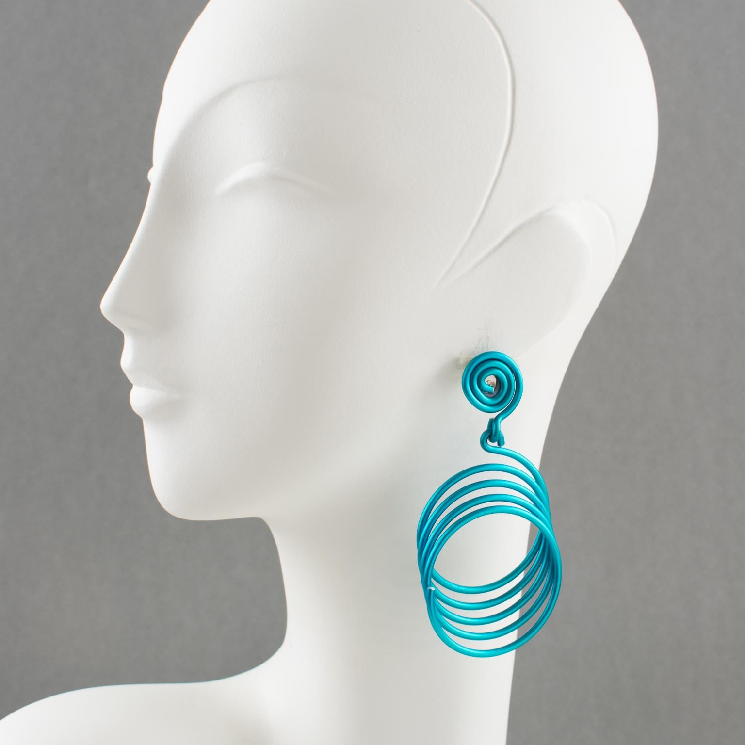 Stunning modernist David Spada New York oversized pierced earrings. The earrings feature a cool Space Age 1980s design with a dangling articulated spiral coiled shape. Anodized aluminum metal with a rich blue color. Signed underside: 