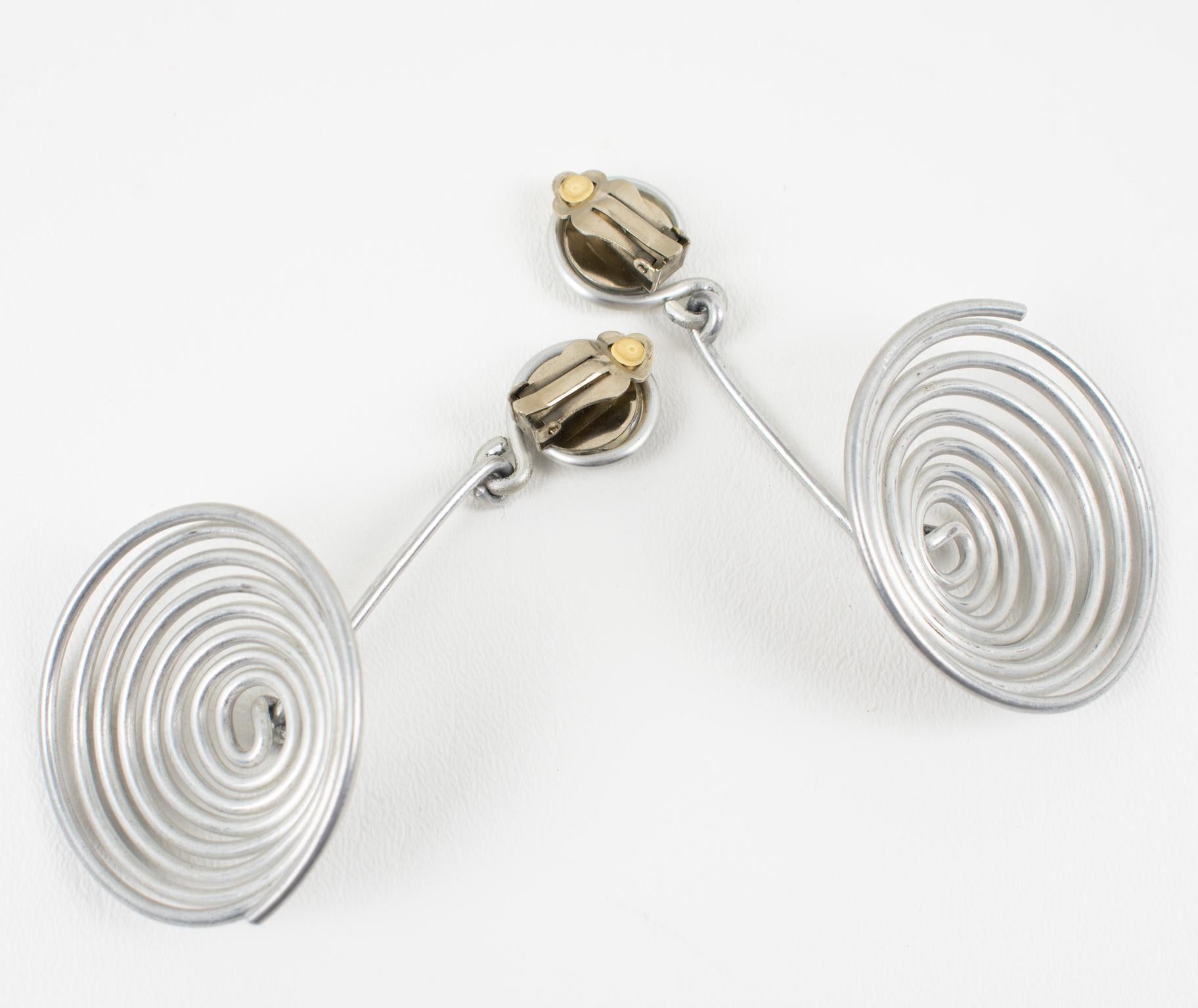 David Spada Coiled Silver Aluminum Clip Earrings In Good Condition For Sale In Atlanta, GA