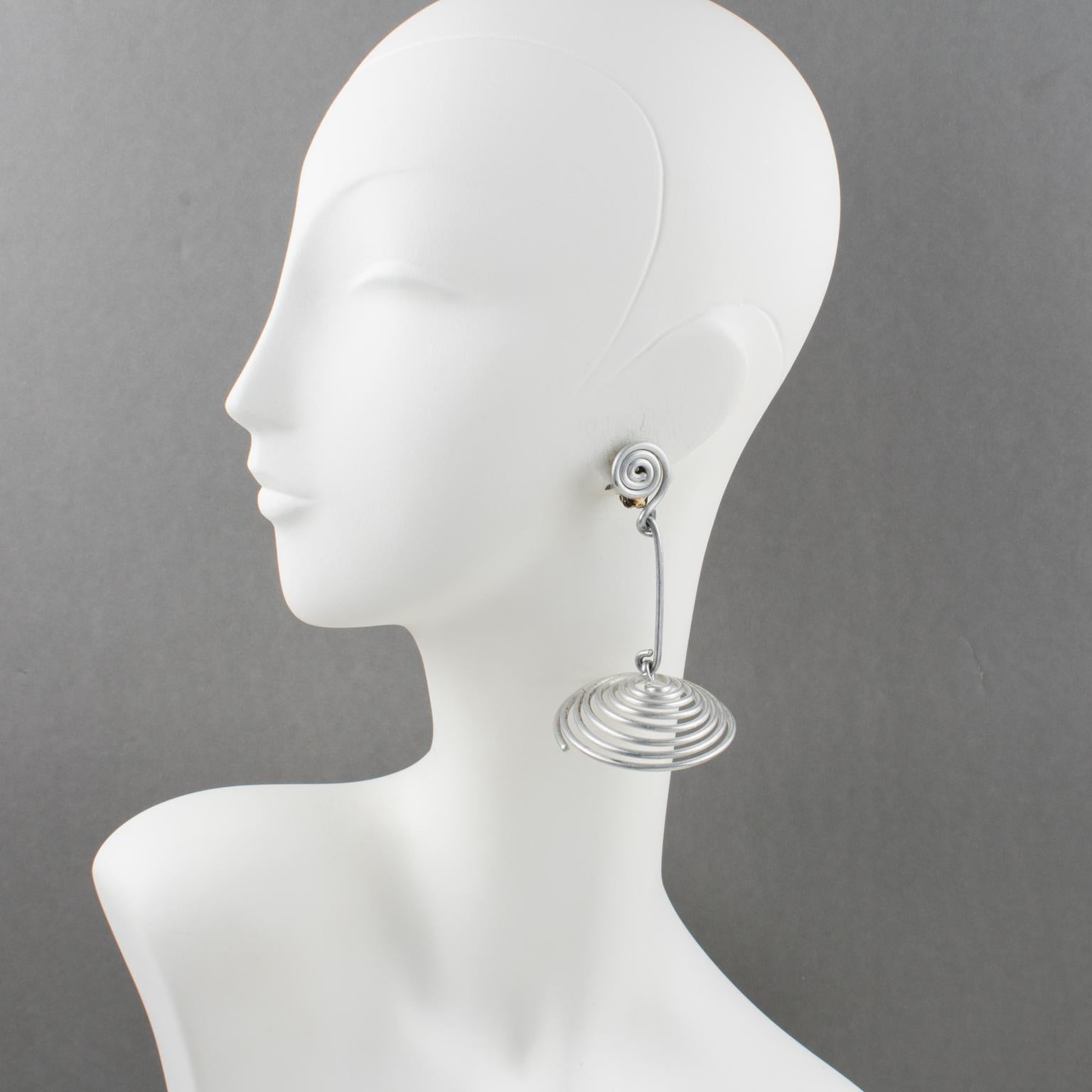 Striking modernist David Spada New York oversized clip-on earrings. Featuring a cool Space Age 1980s design with a dangling articulated flat umbrella spiral coiled shape. Silver color anodized aluminum metal. Unsigned, but we have a similar set of
