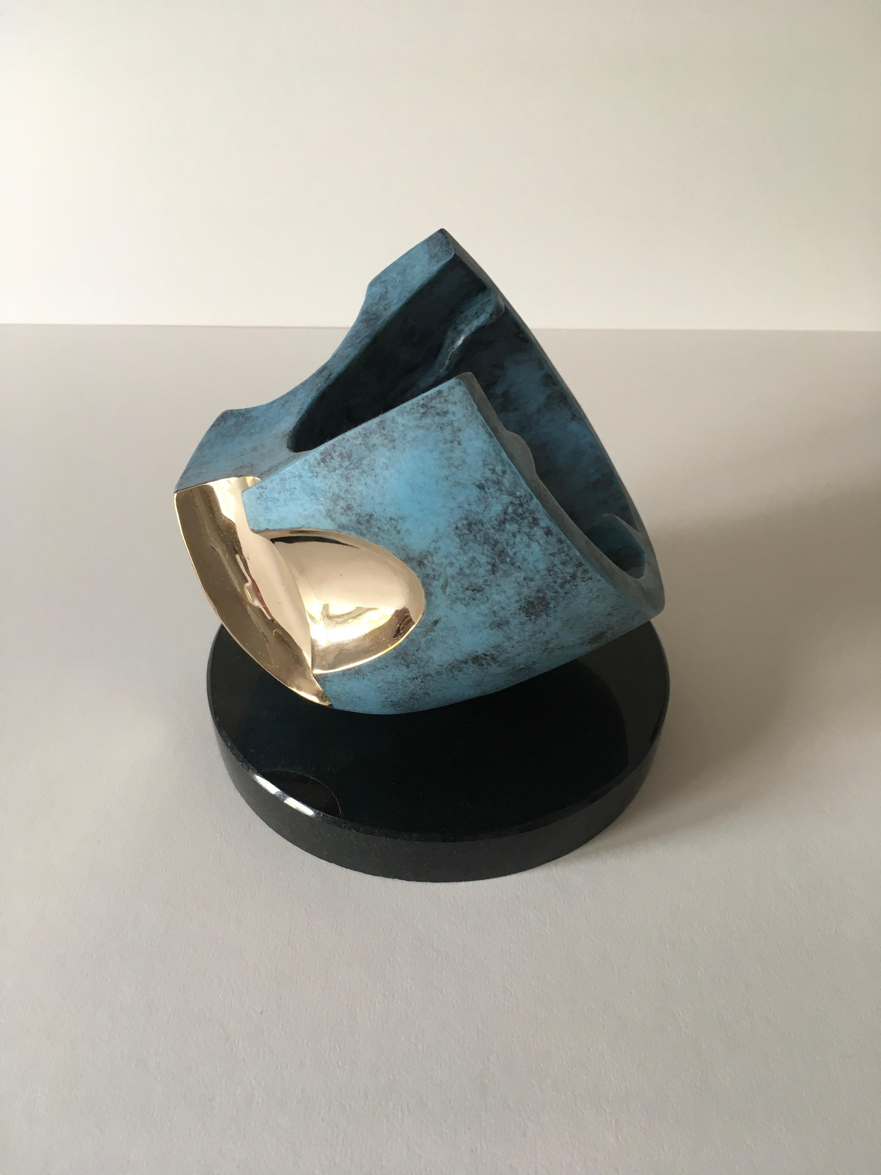 Creux en cuvette  - Sculpture de plateau de table en bronze en édition limitée - Or Abstract Sculpture par David Sprakes