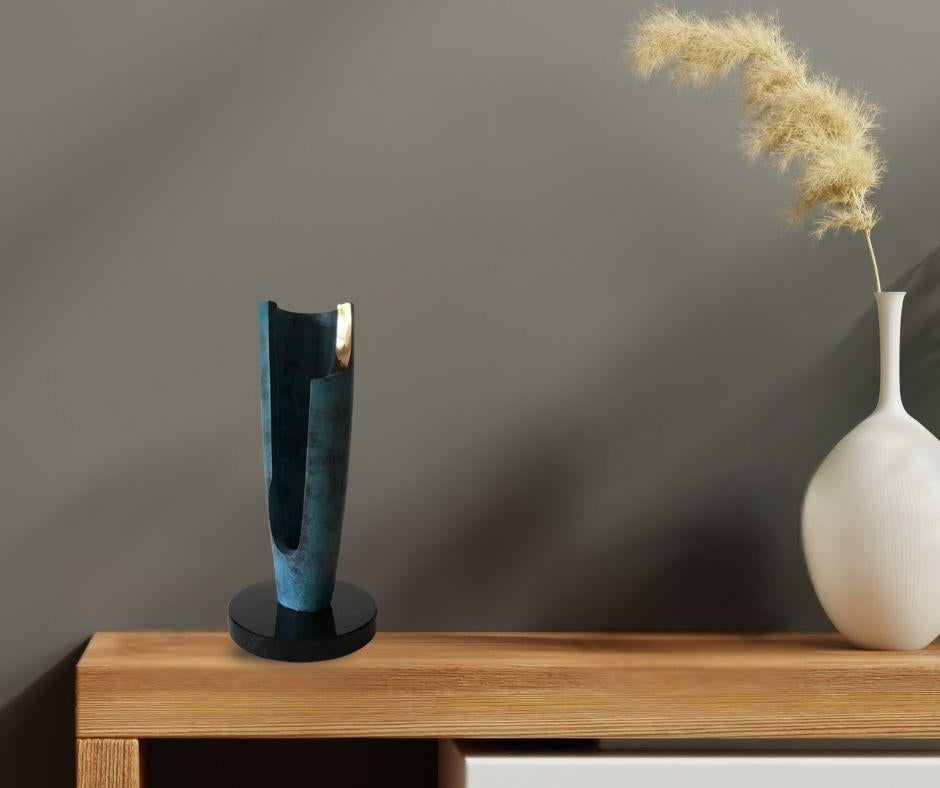 Dieses außergewöhnliche Kunstwerk ist derzeit in der Signet Contemporary Art Gallery und online ausgestellt und zu verkaufen.

Dieses moderne und unverwechselbare Kunstwerk des zeitgenössischen Künstlers und Bildhauers David Sprakes verschiebt die