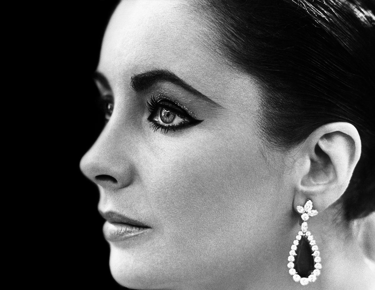 Black and White Photograph David Steen - Elizabeth Taylor - A Studio A, Angleterre, 1963 Limited Estate Print 