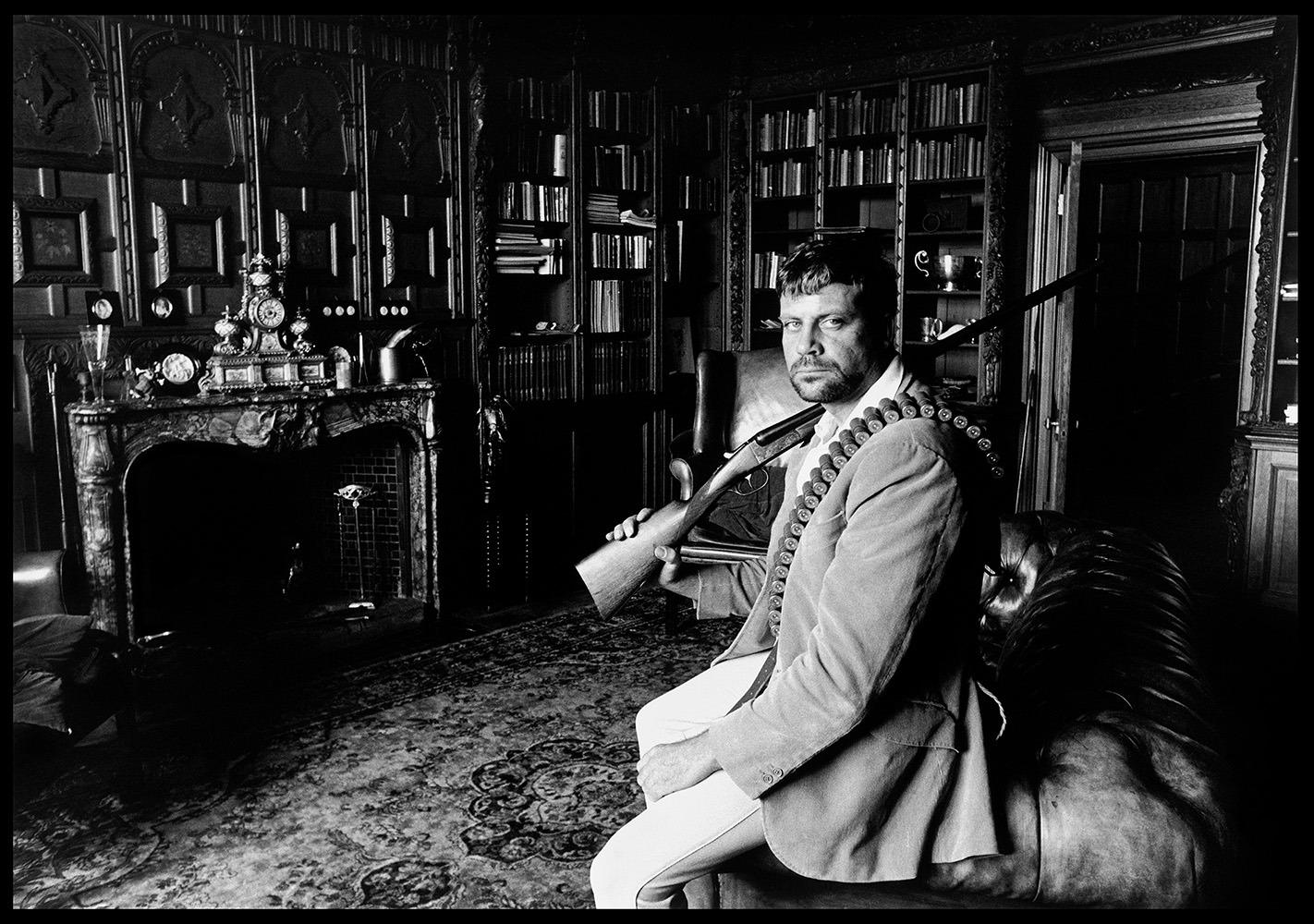 Black and White Photograph David Steen - Oliver Reed - Broome Hall, Angleterre, 1975  Tirage en série limitée 