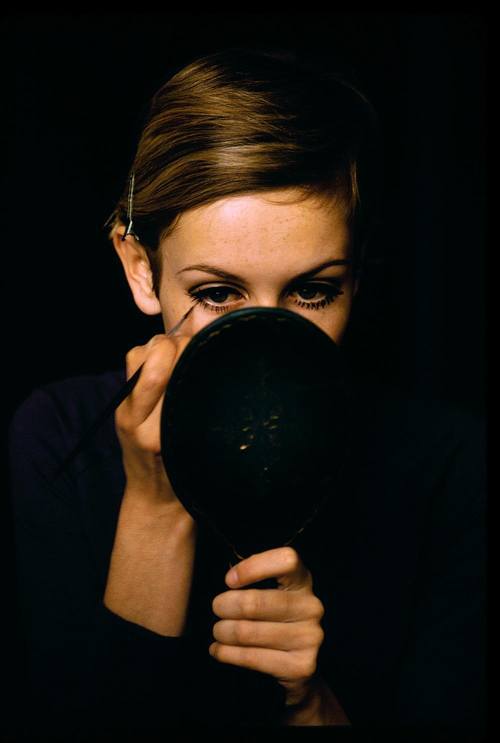 Twiggy - im Haus von David Steen, Surrey, 1967 Limitierter Nachlassdruck