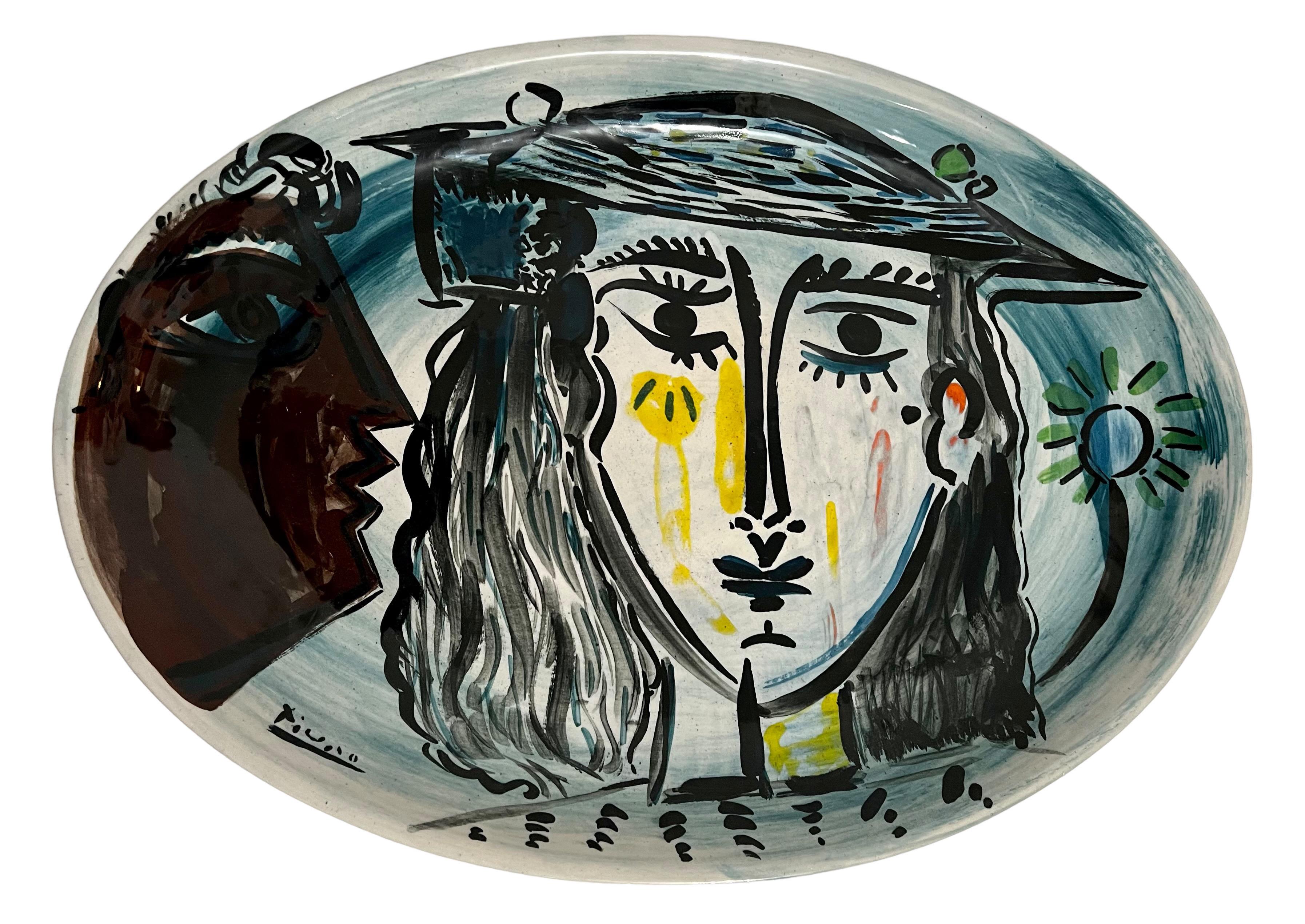 Apres Pablo Picasso (trägt auf der Vorderseite eine Pseudosignatur)
Handsigniert David Stein, verso datiert 1979.
Ovale, figural bemalte Servierplatte aus Porzellan oder Keramik.
Abmessungen: 18