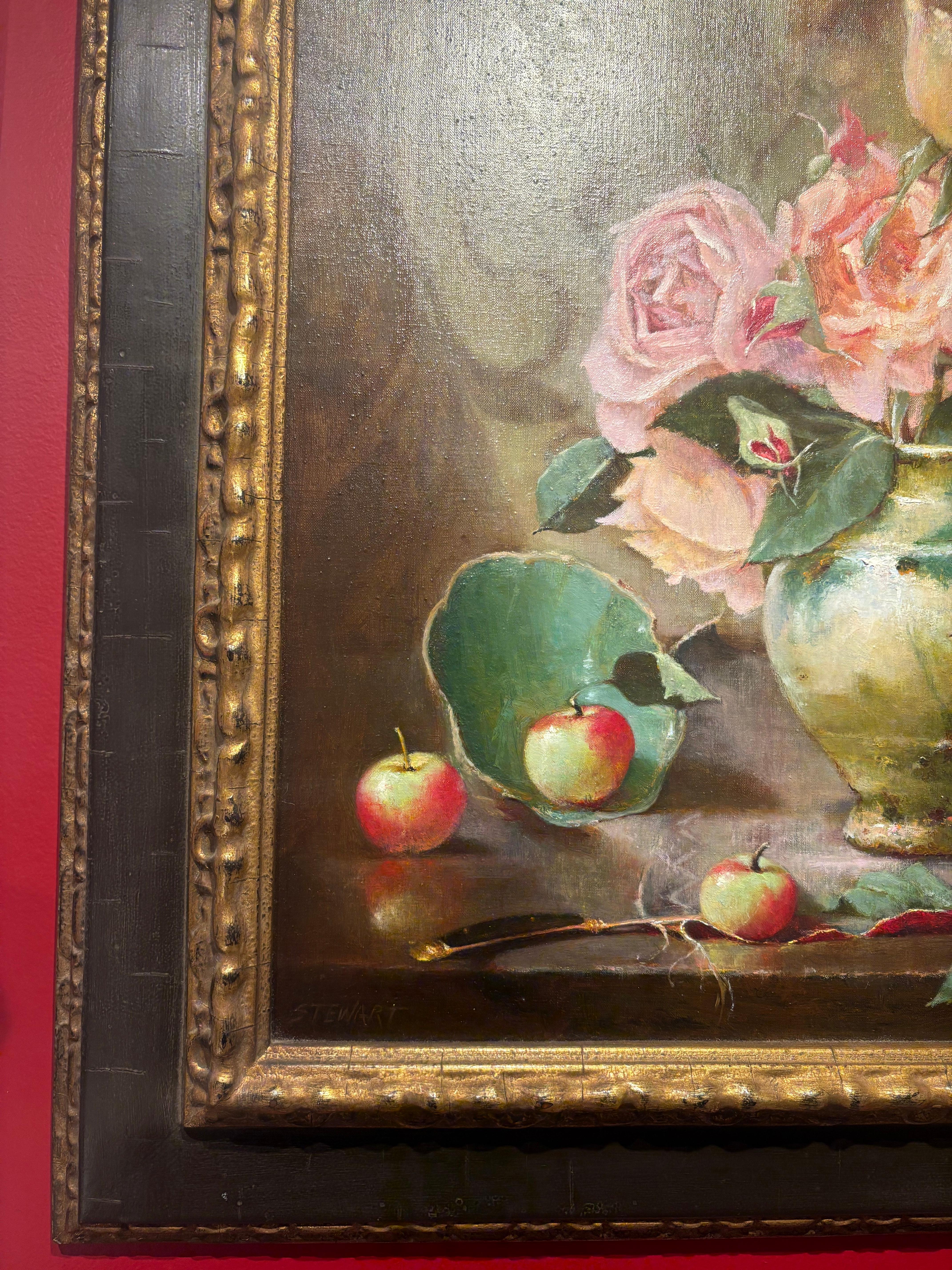 Roses, une nature morte classique de fleurs audacieuses à côté de pommes et d'un vase cassé. en vente 5