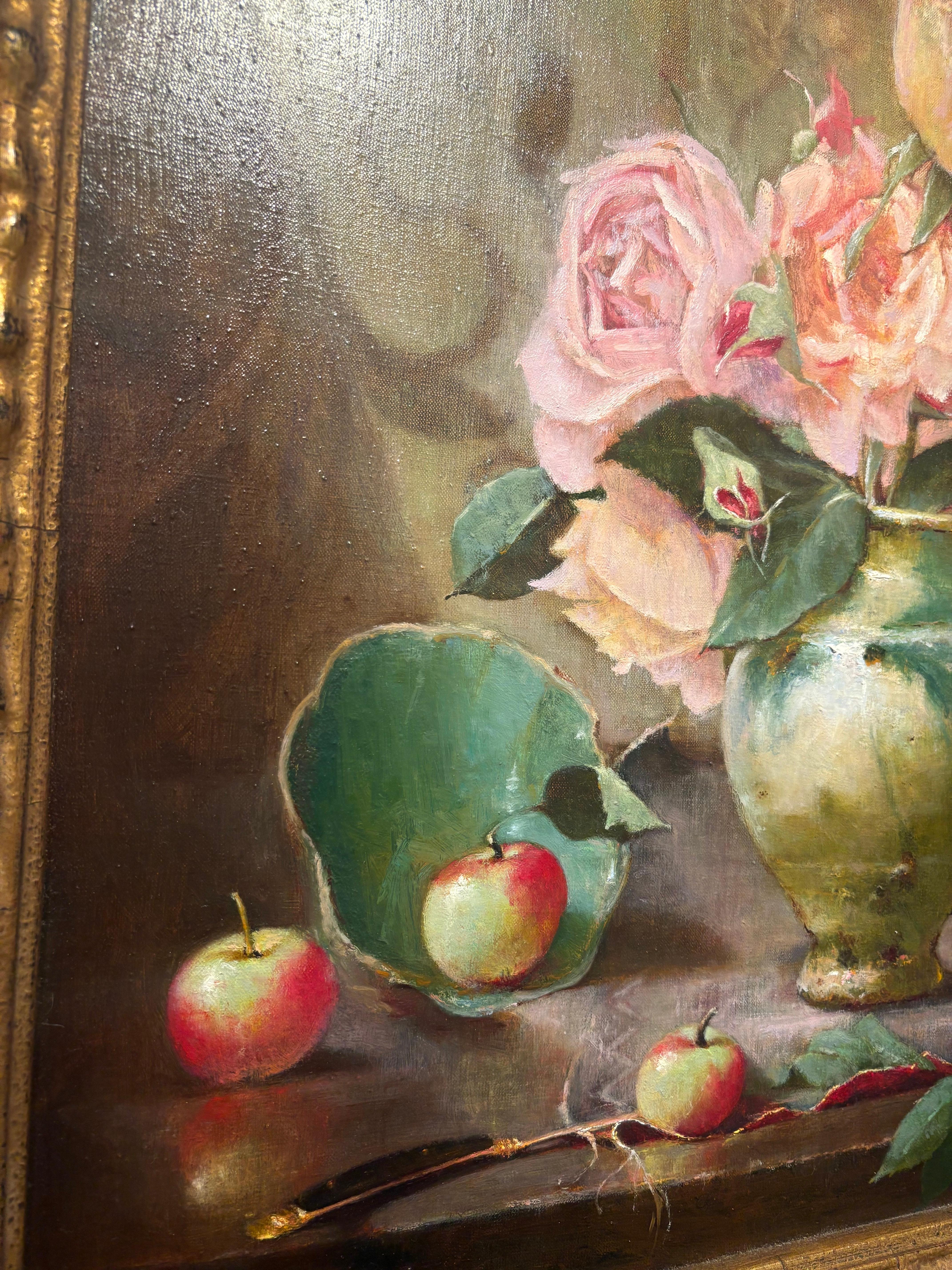 Roses, une nature morte classique de fleurs audacieuses à côté de pommes et d'un vase cassé. en vente 6